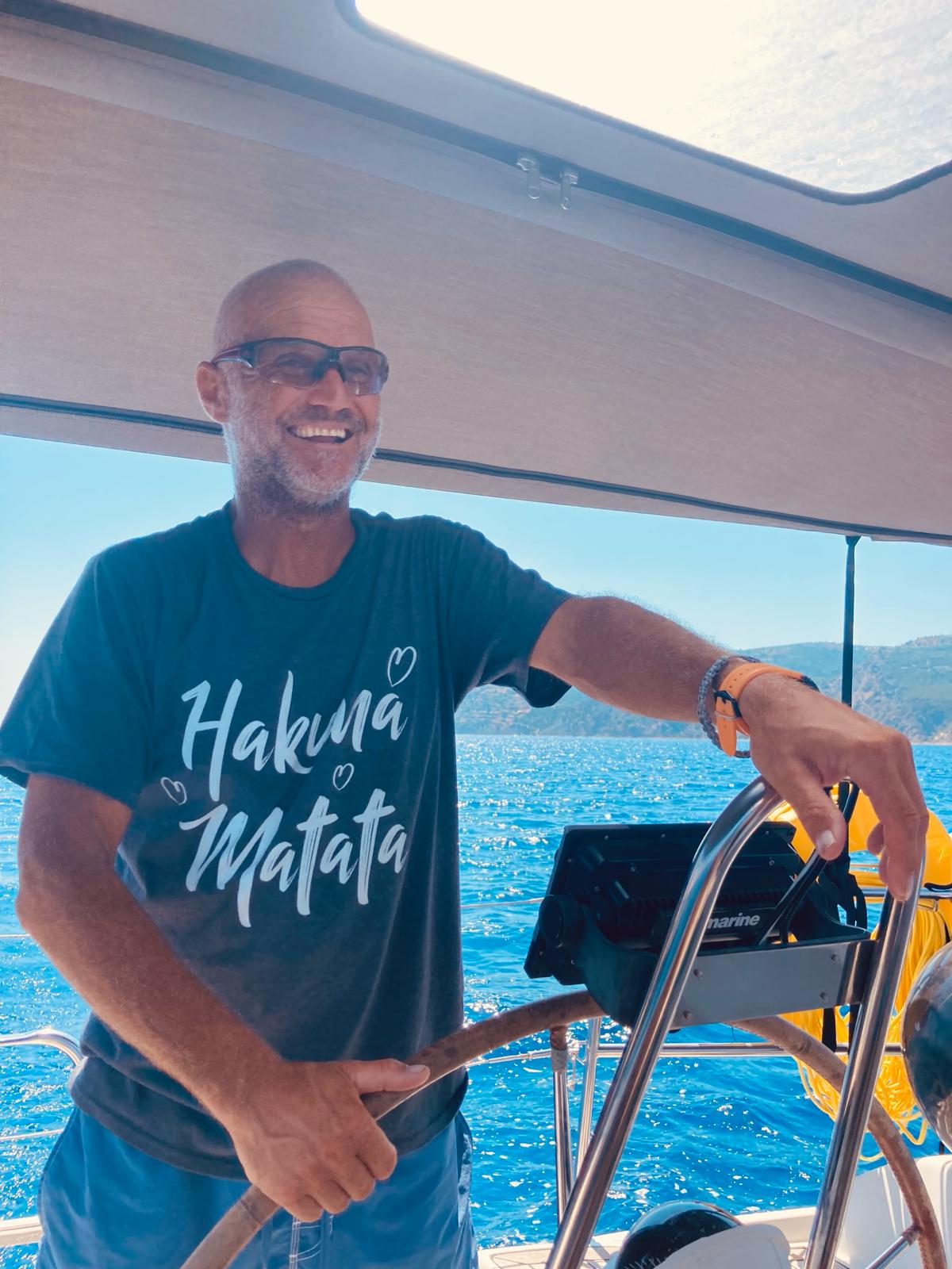 Peter al timone di una barca a vela