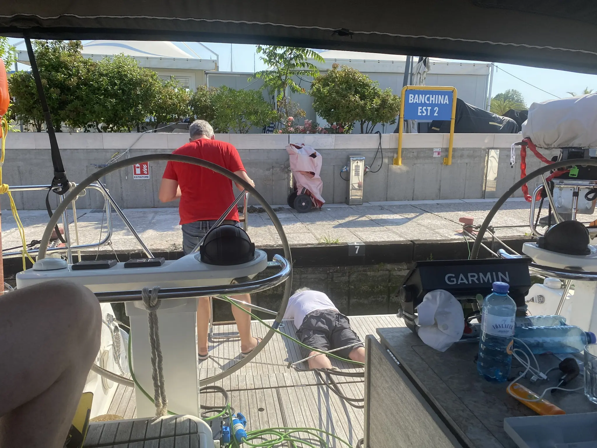 Crew bei der Vorbereitung einer Segelyacht an Deck und auf der Badeplattform