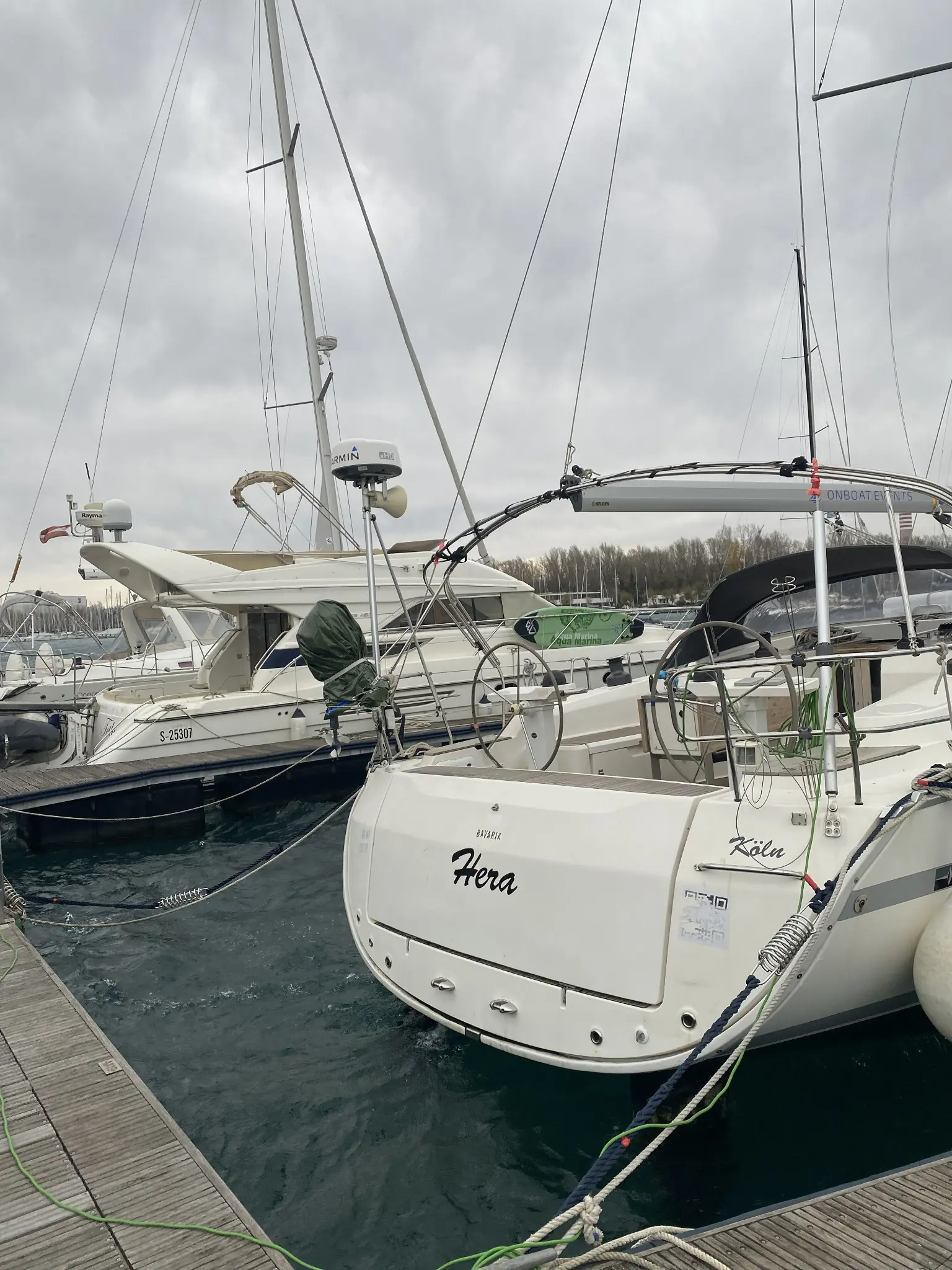 SY HERA längsseits im Hafen mit ausgelegten Fendern und Festmacherleinen