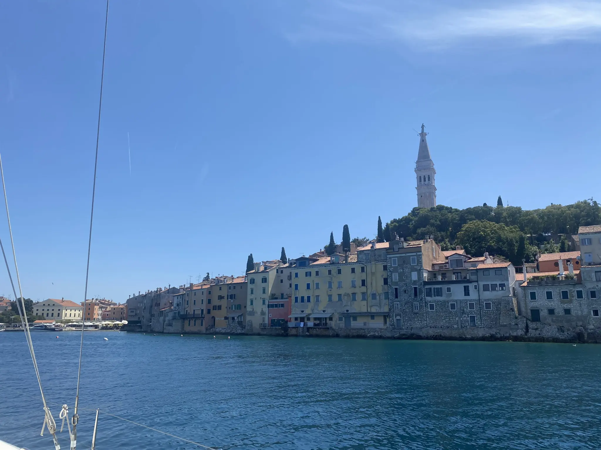 Altstadt von Rovinj in Istrien mit Kirchturm vom Wasser aus gesehen