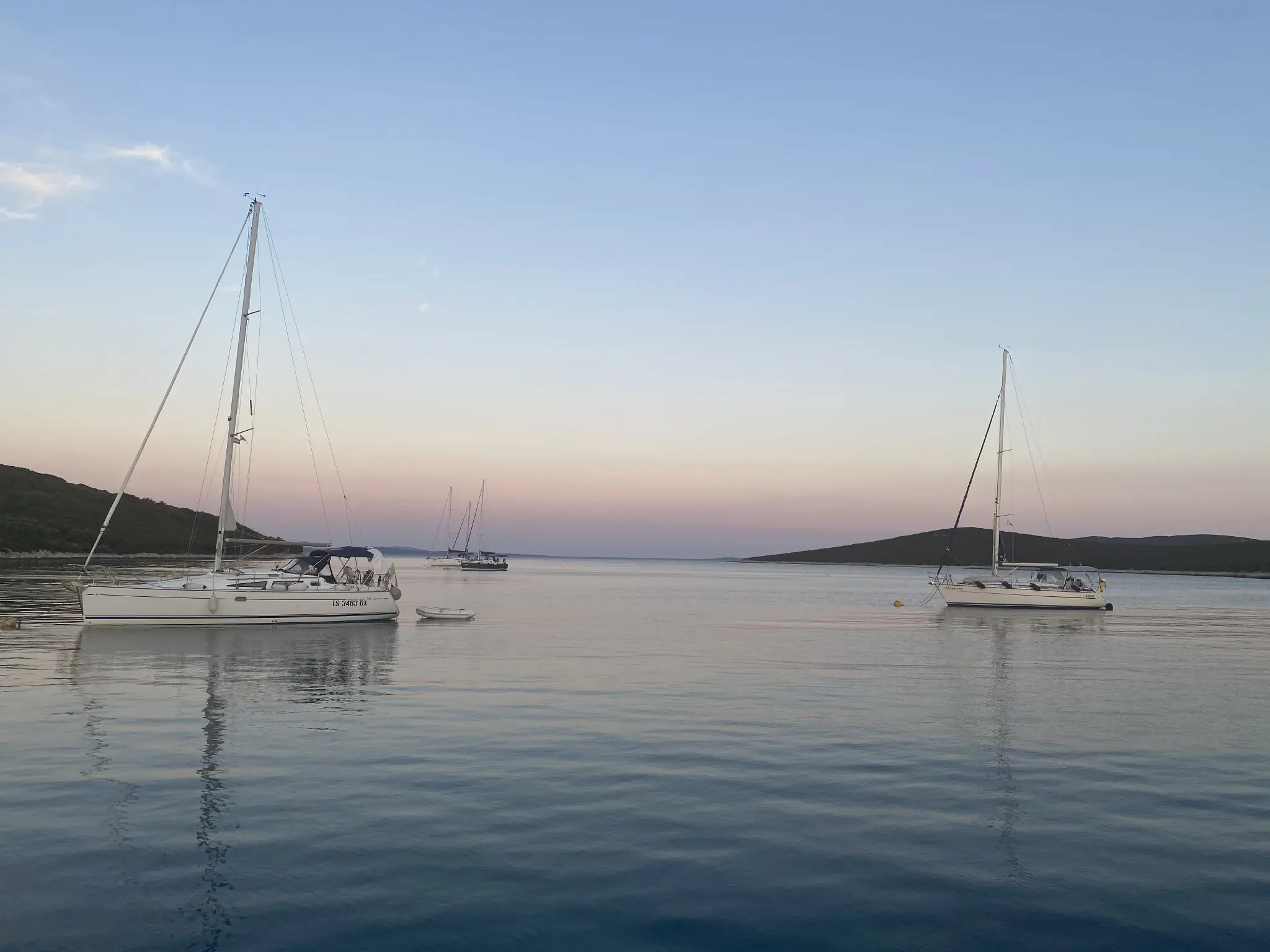 Segelyachten in einer geschützten Bucht an der Adriaküste