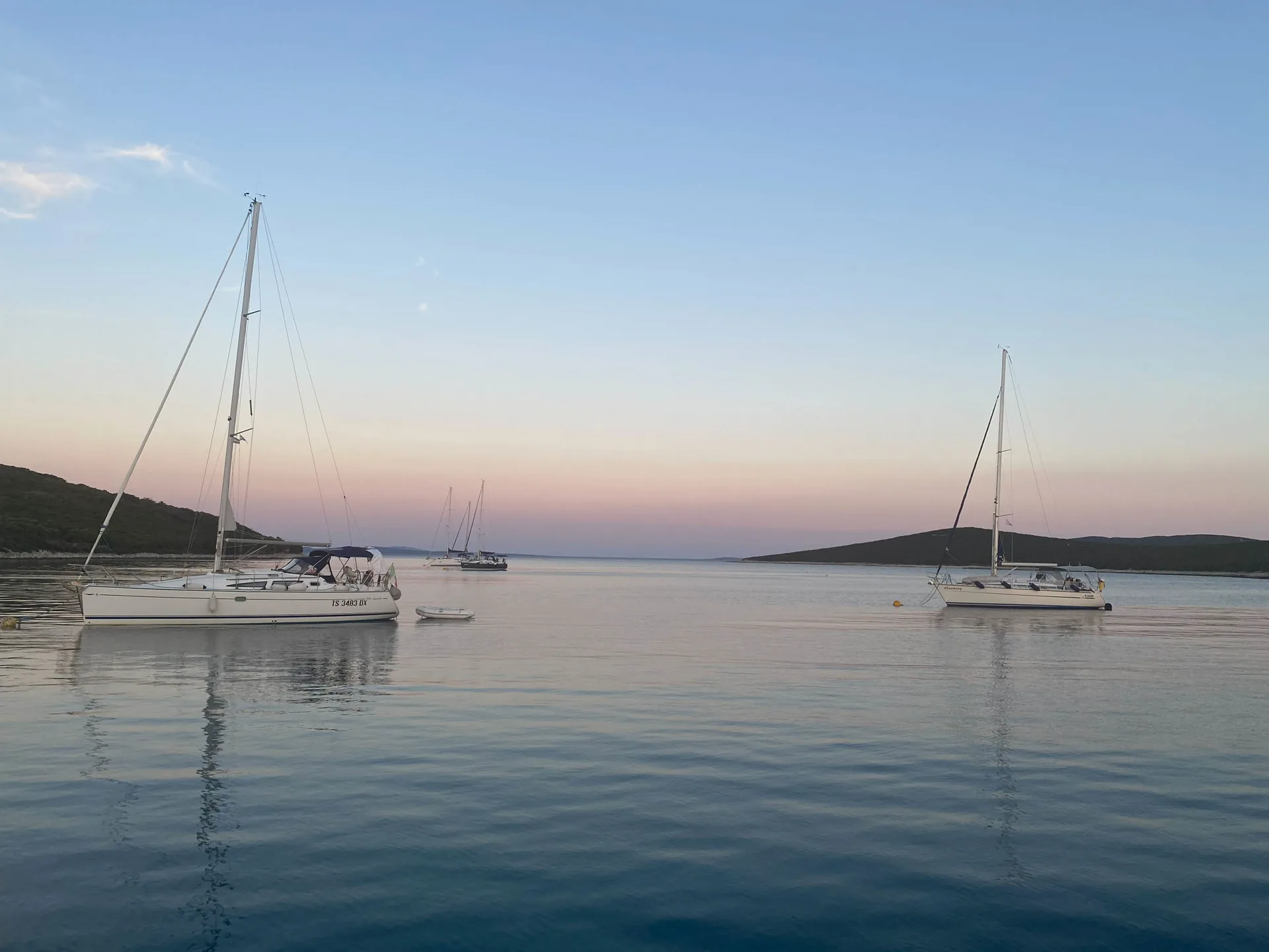 Große Segelyacht an einer Boje in einer geschützten kroatischen Bucht