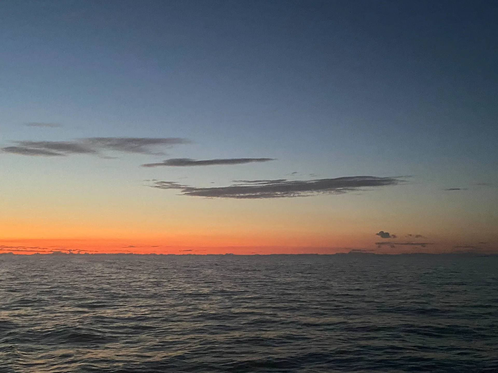 Weite Wasserfläche bei Sonnenuntergang während der Adriaquerung