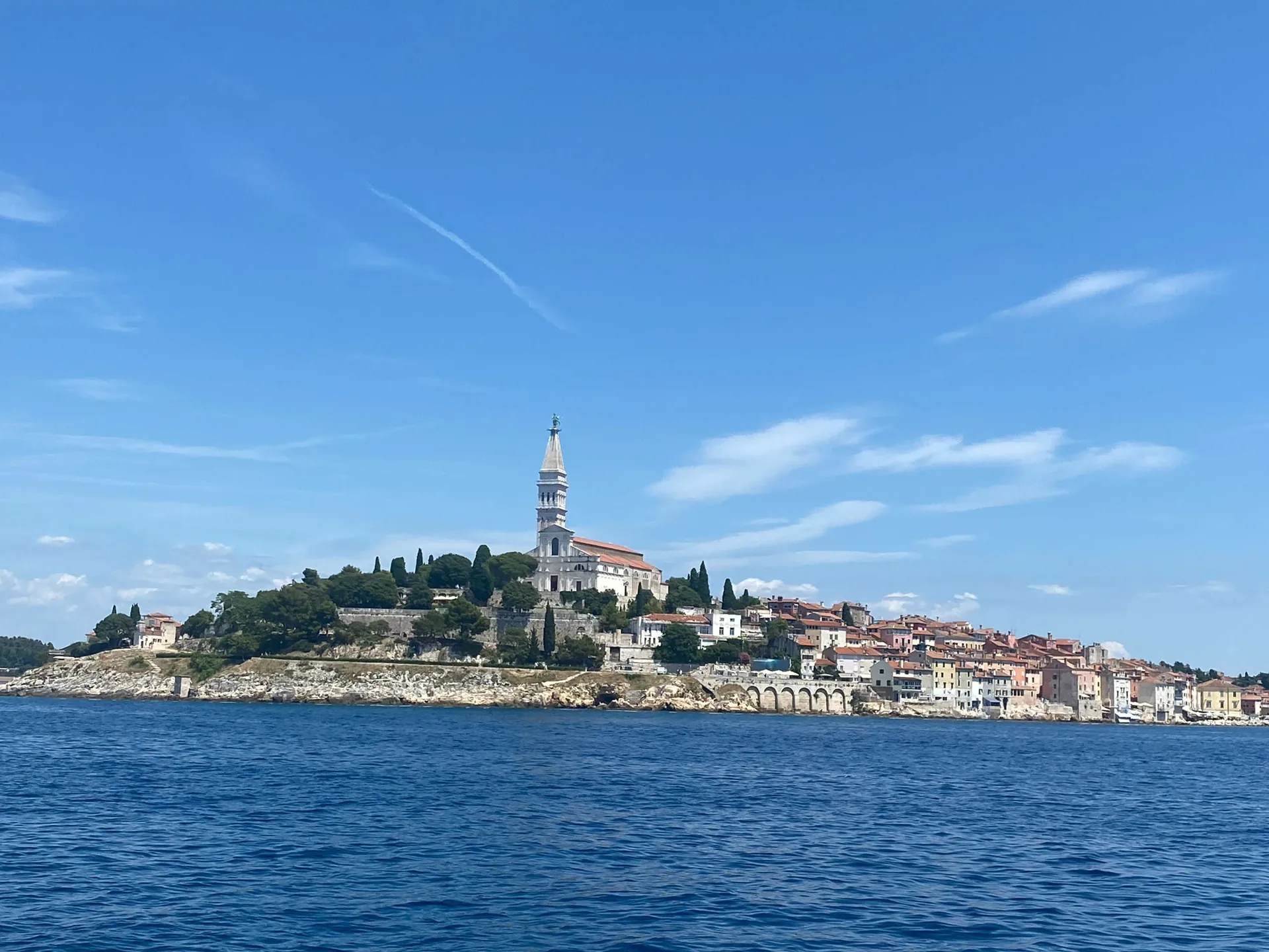 Altstadt von Rovinj vom Wasser aus bei der Ansteuerung