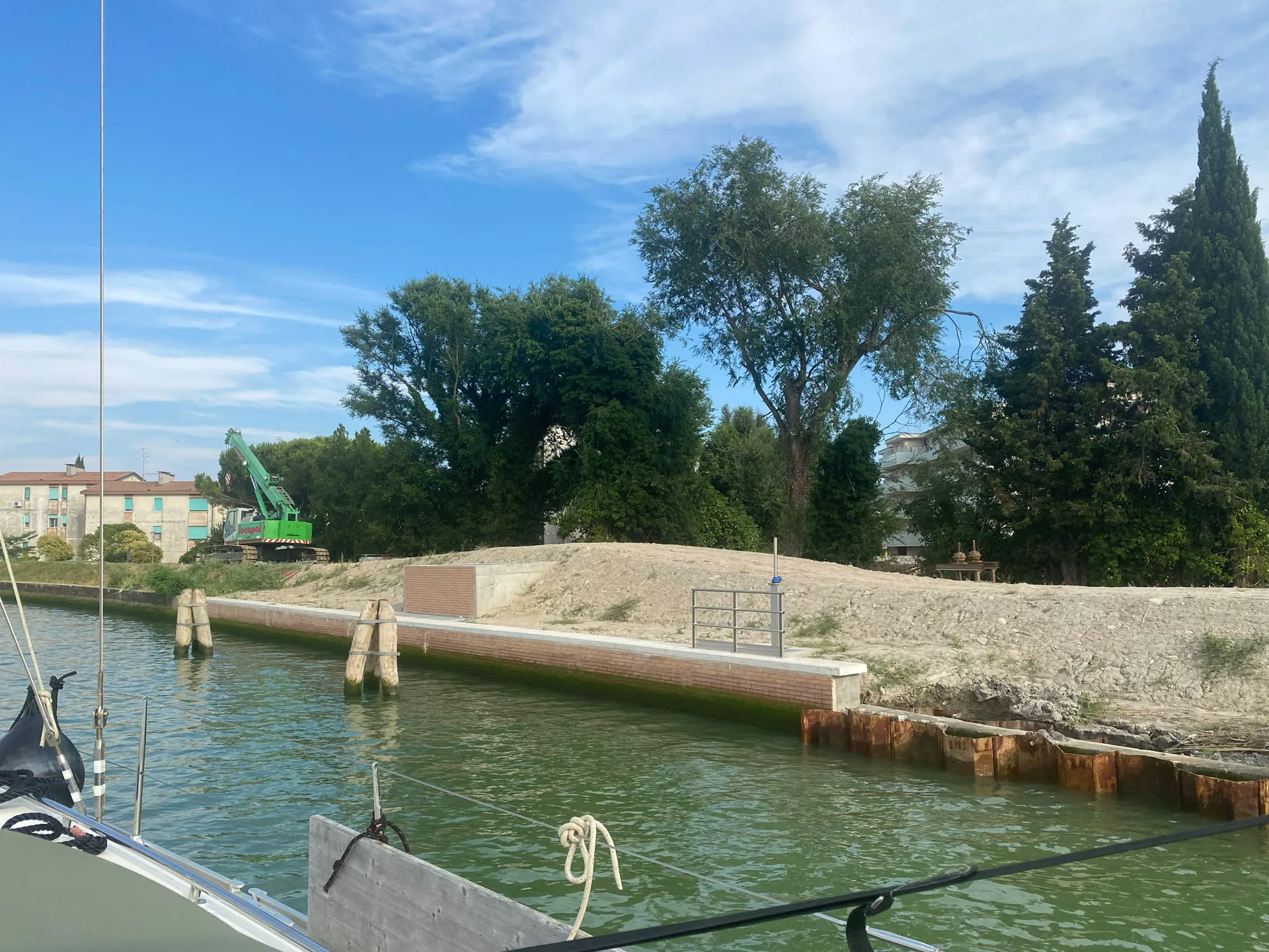 Blick vom Vorschiff in ein küstennahes Fahrwasser an der italienischen Adria