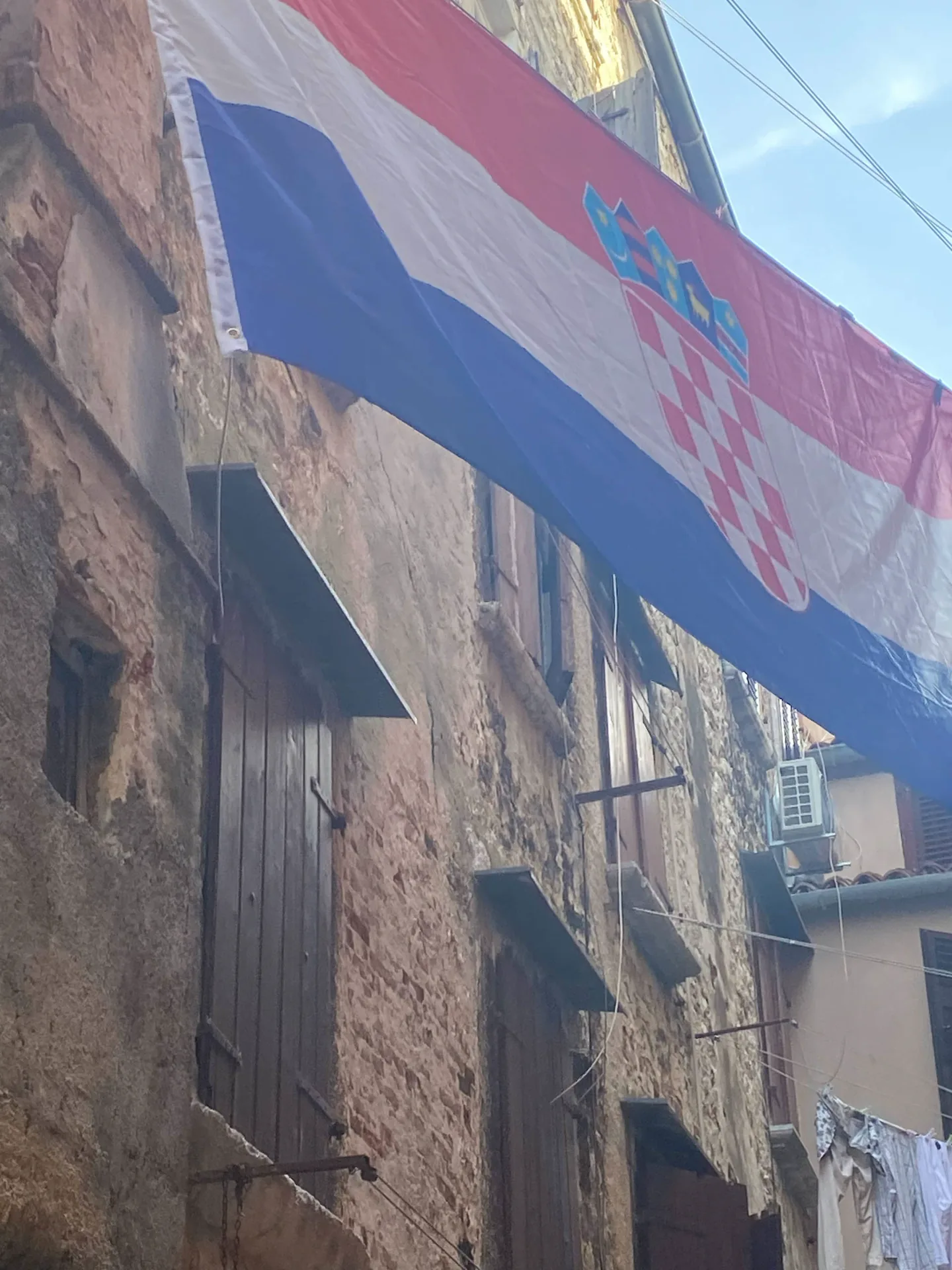 Kroatische Flagge an einem Gebäude in einer Küstenstadt