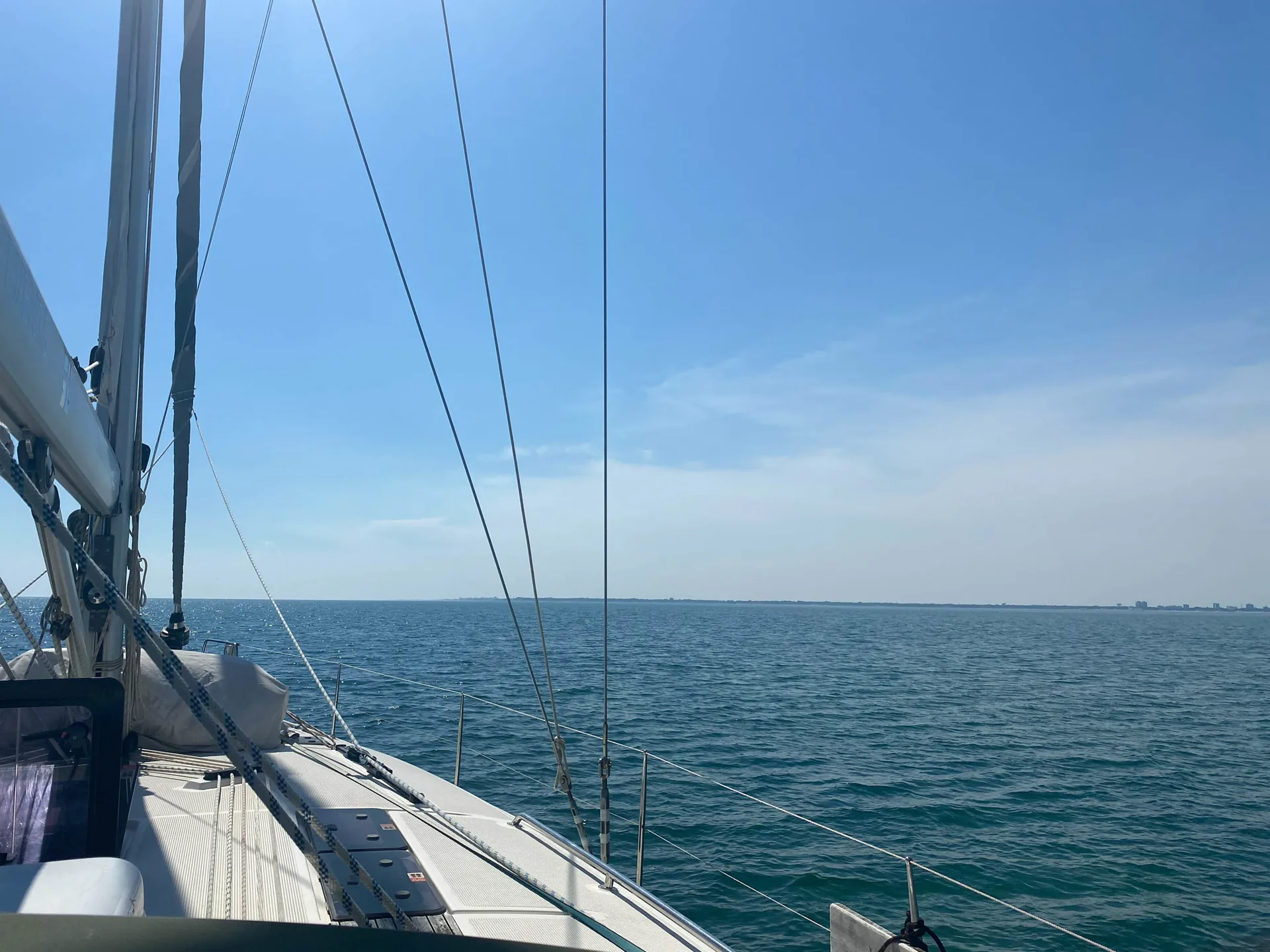 Vorschiff der SY HERA bei ruhiger Fahrt unter blauem Himmel