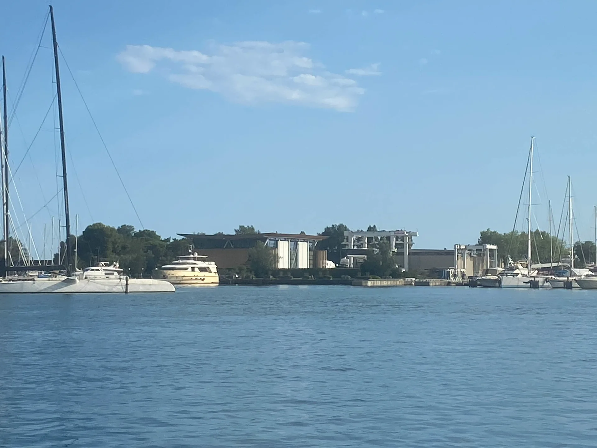 Yachten und Gebäude in der Marina Monfalcone bei ruhigem Wasser