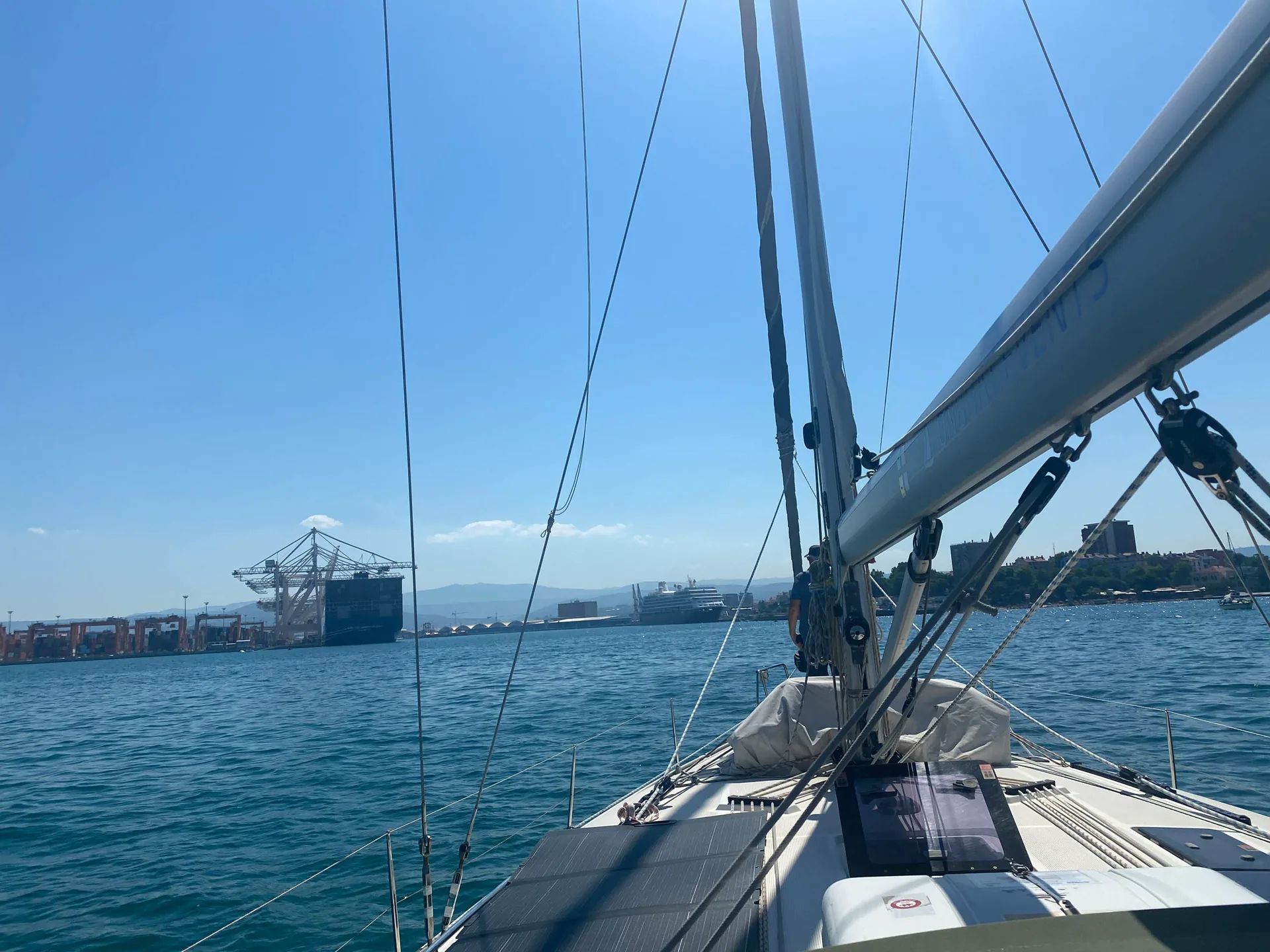 Blick vom Deck der SY HERA auf Hafenanlagen und Handelsschiffe