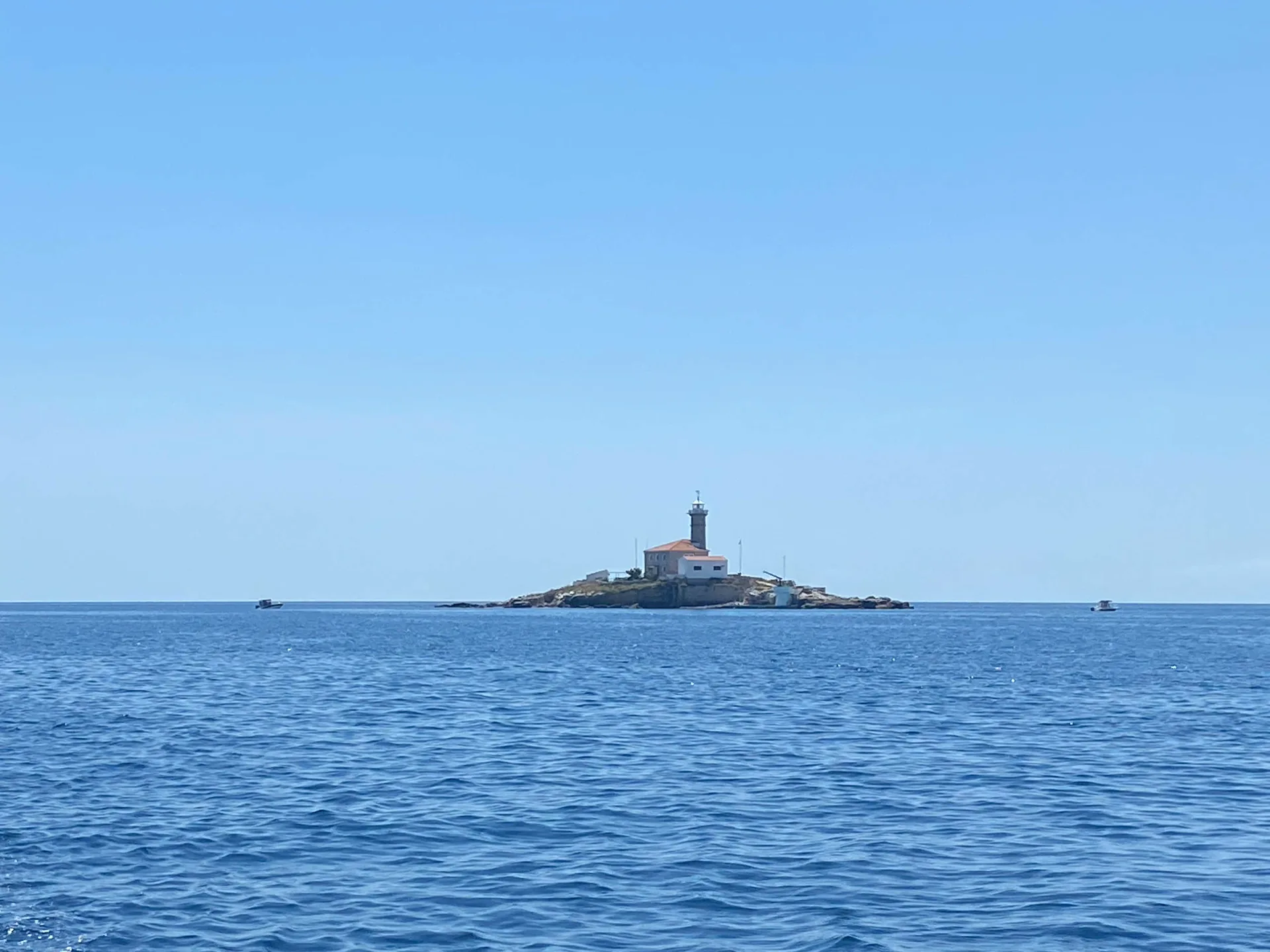 Kleiner Leuchtturm auf einer Felseninsel vor der kroatischen Küste