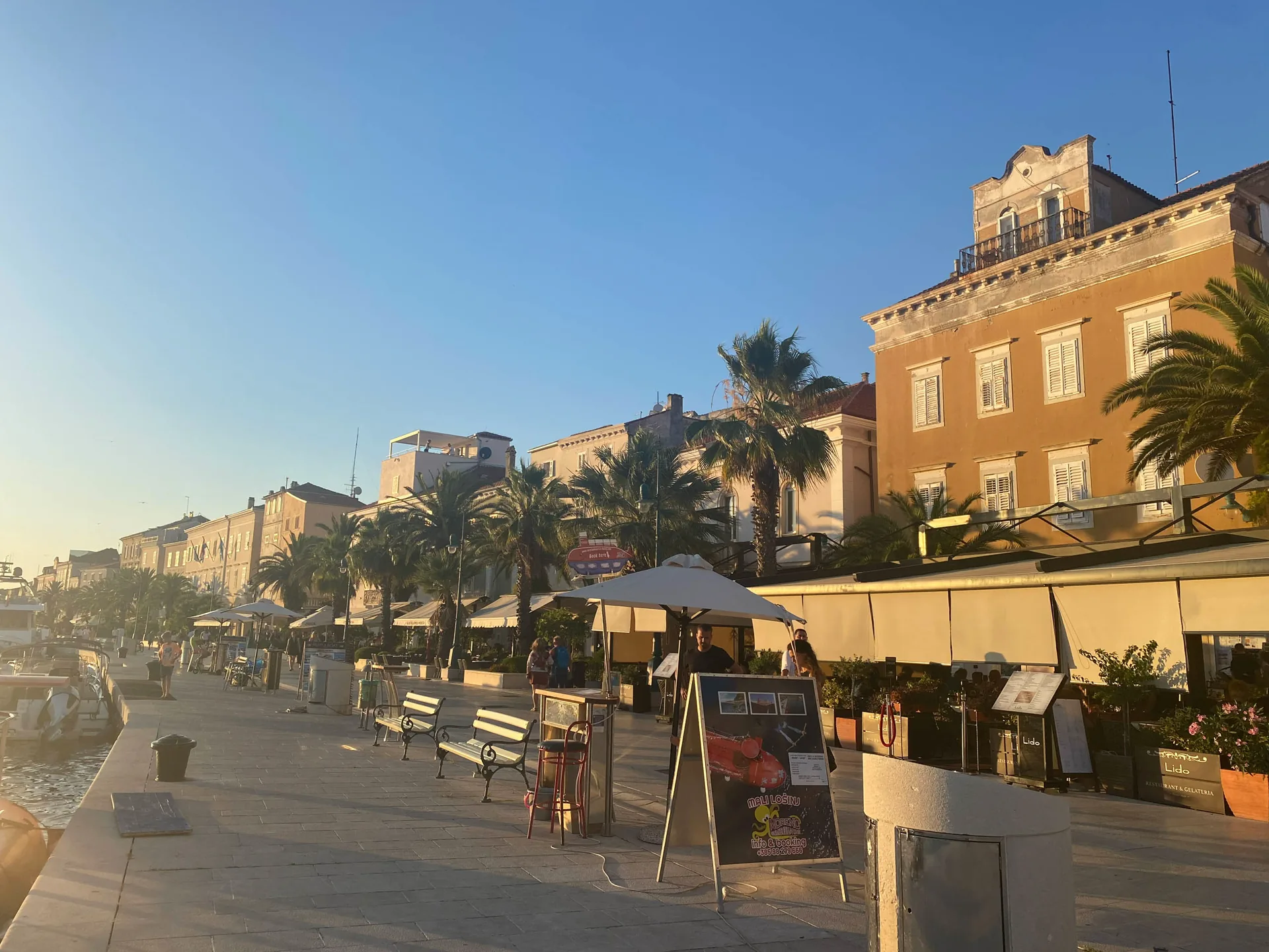 Promenade und Häuser einer kroatischen Inselstadt am Abend