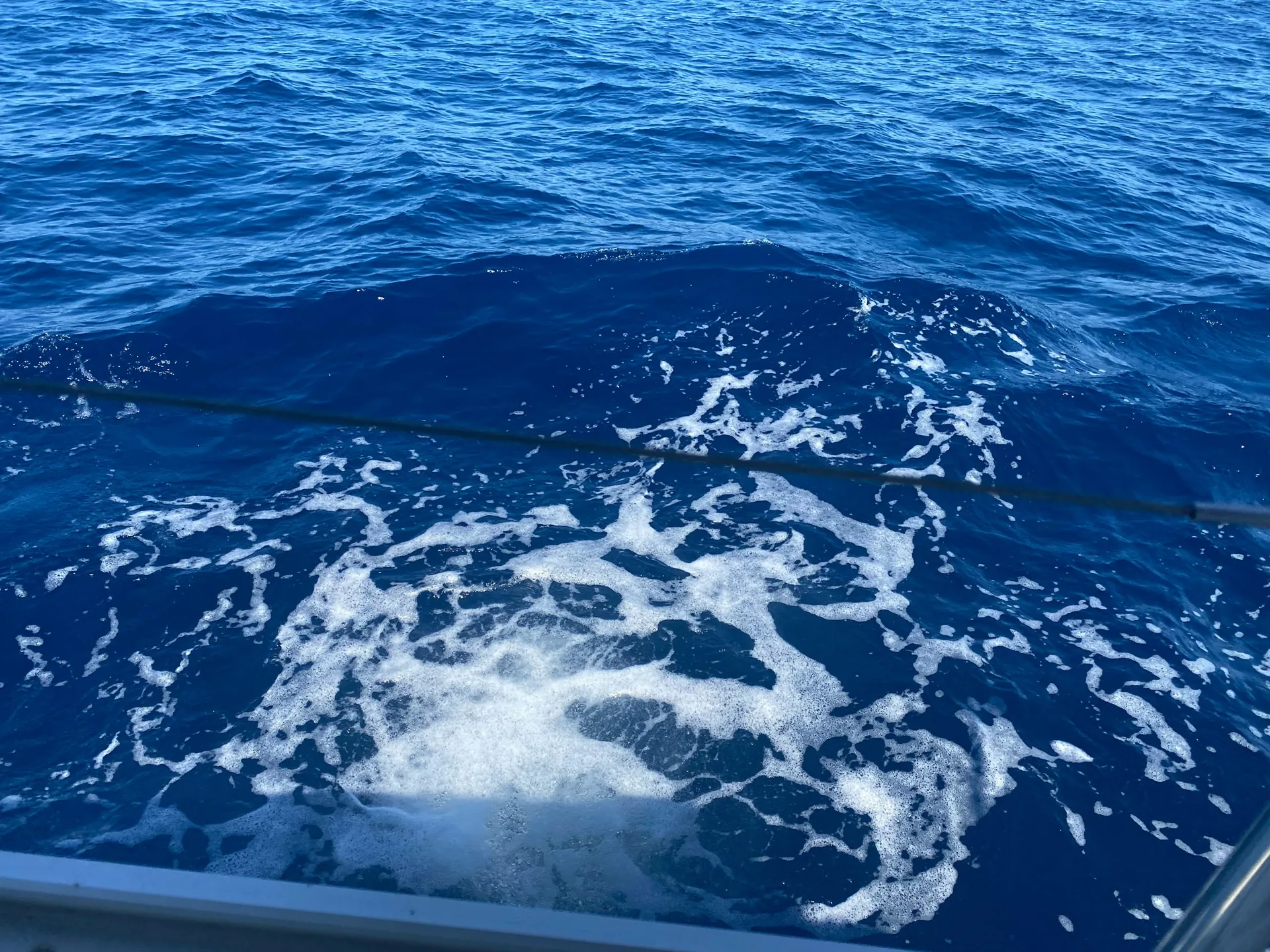 Aufgewühltes Kielwasser neben der SY HERA während der Fahrt