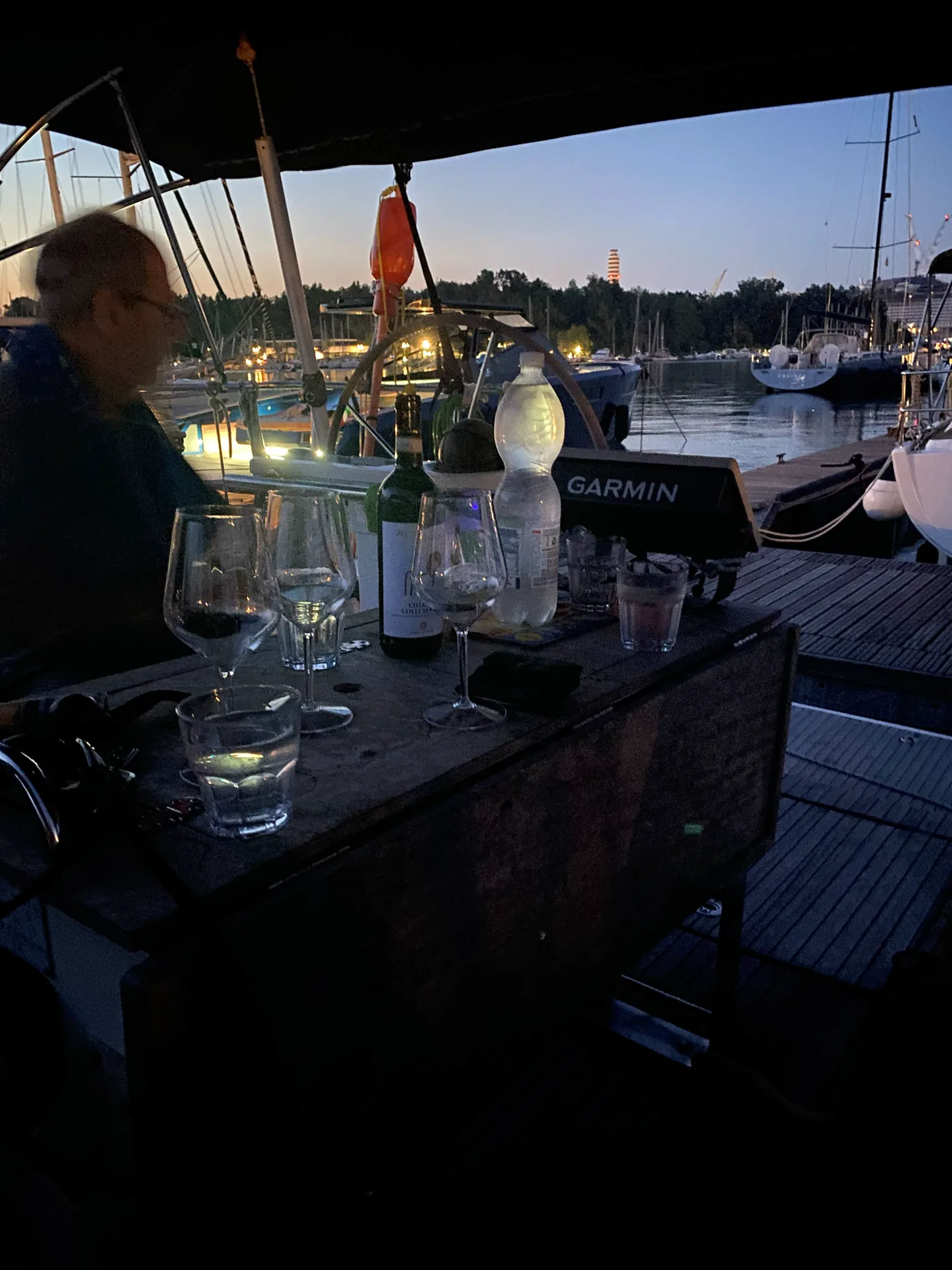 Abendliche Gesprächsrunde im Cockpit der SY HERA in der Marina