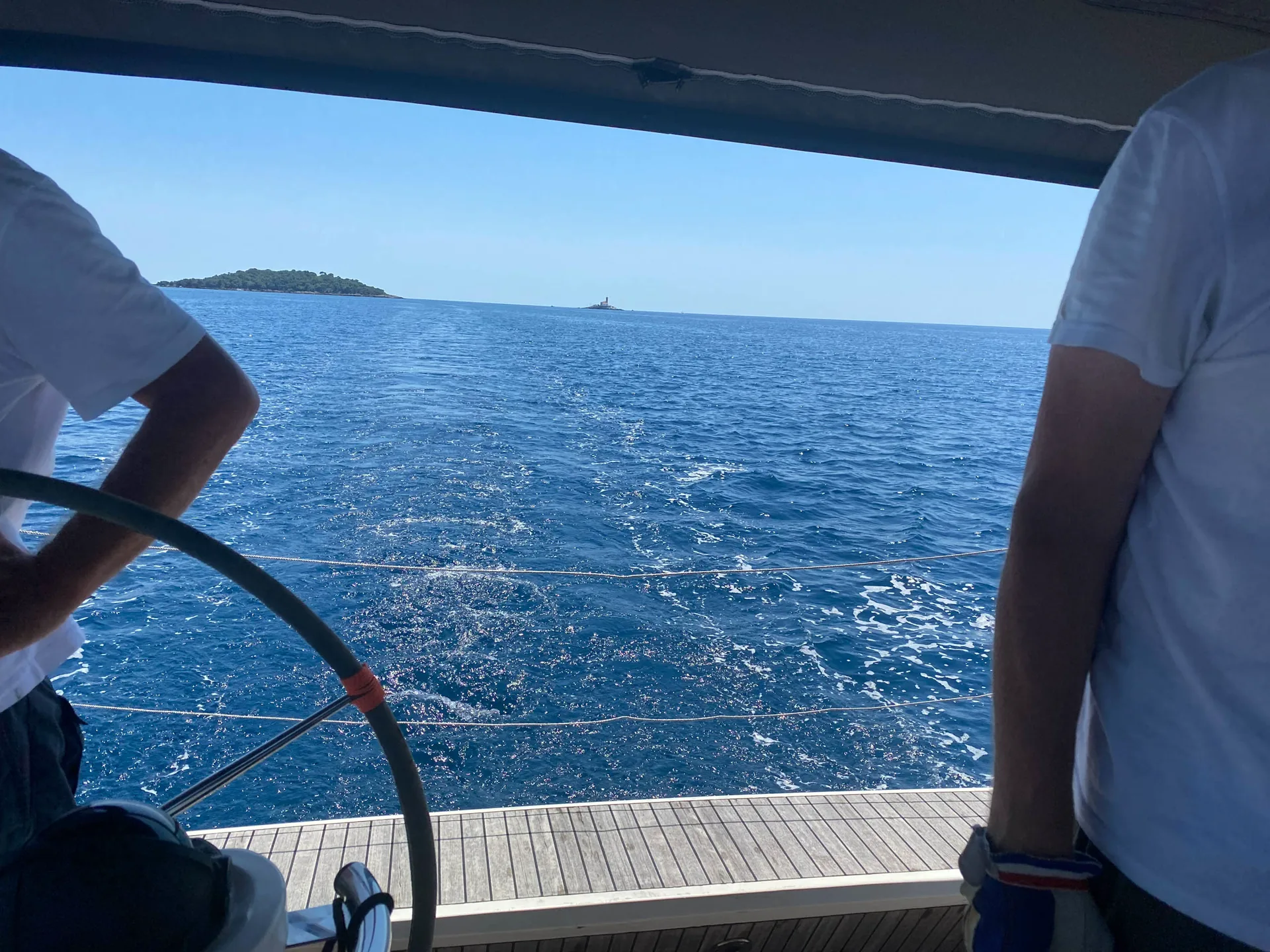 Steuerstand der SY HERA mit Blick auf offene See und Inseln