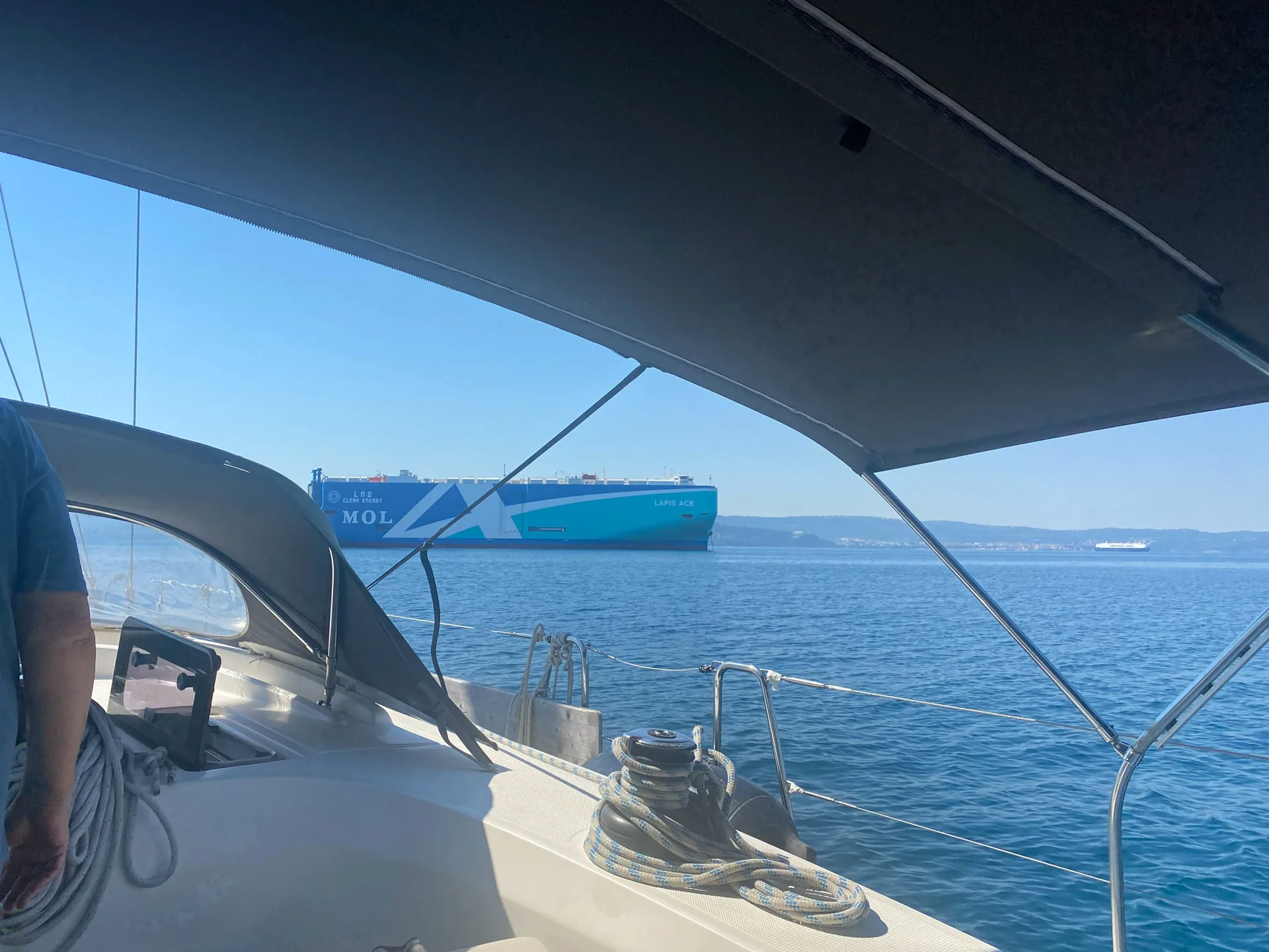 Blick über das Vorschiff der SY HERA bei ruhigem Wasser
