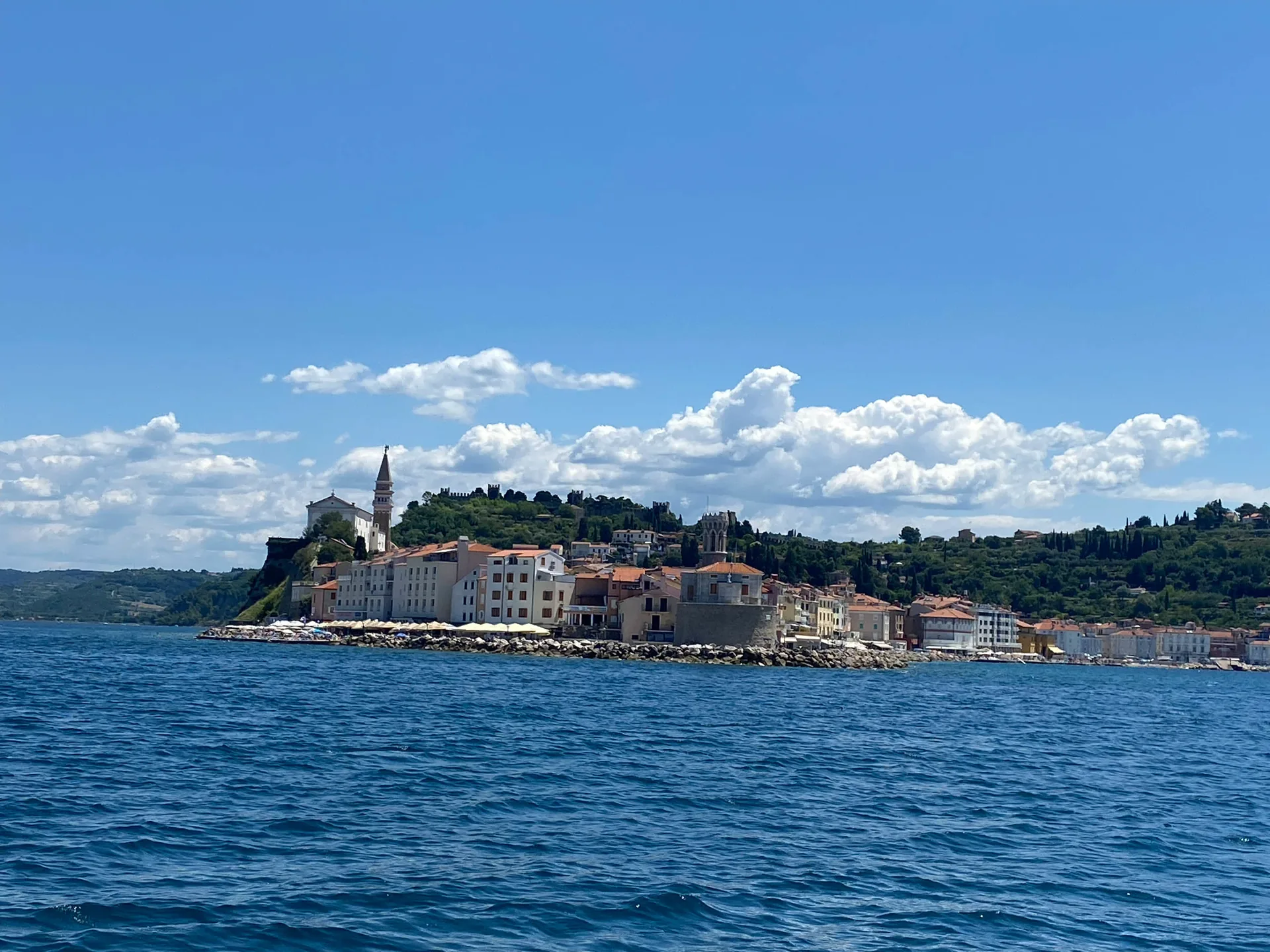 Piran mit der Kirche St. Georg und der Stadtmauer von der SY HERA aus gesehen