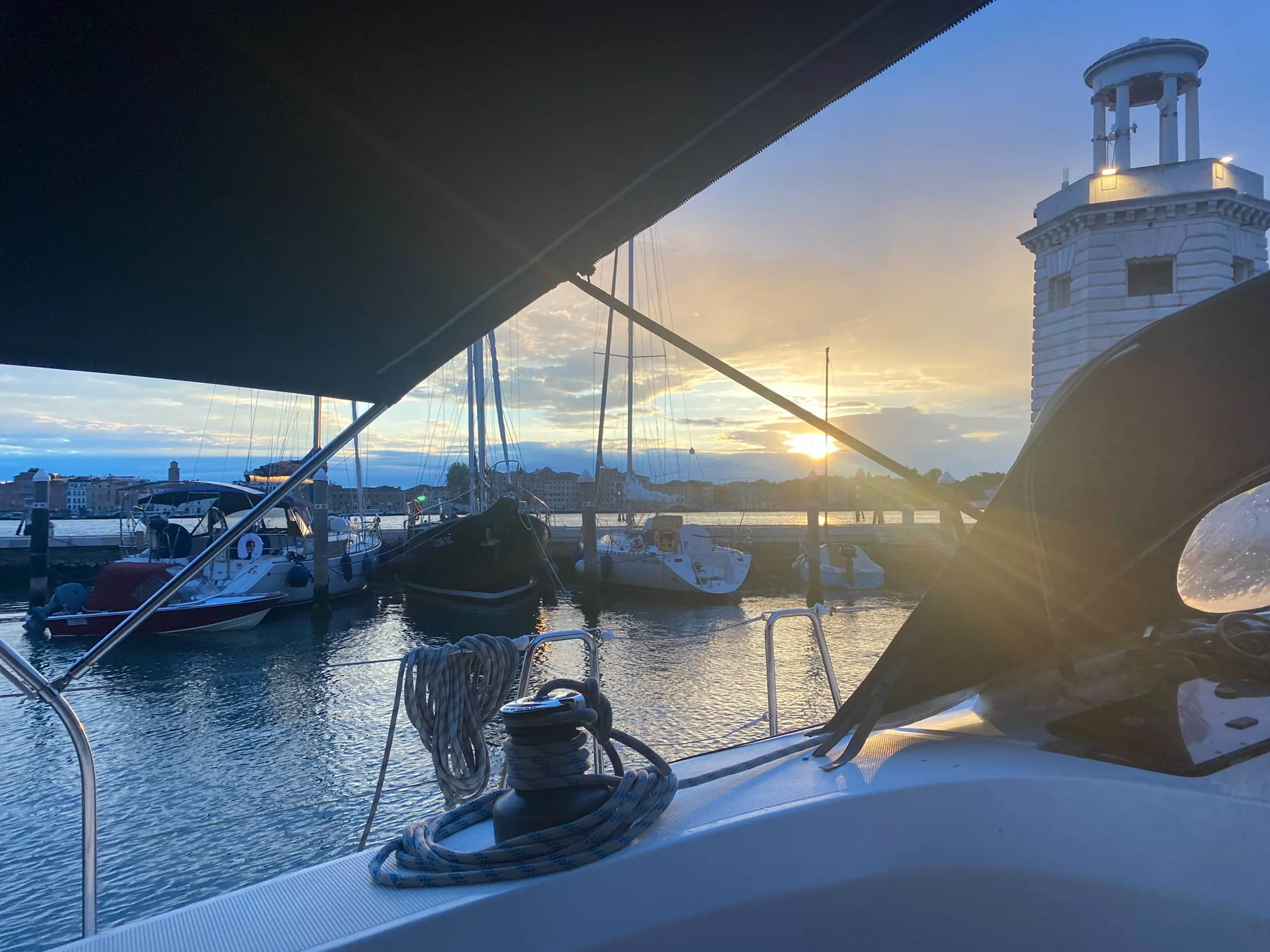 Blick aus dem Cockpit der SY HERA auf einen Schwimmsteg in Venedig