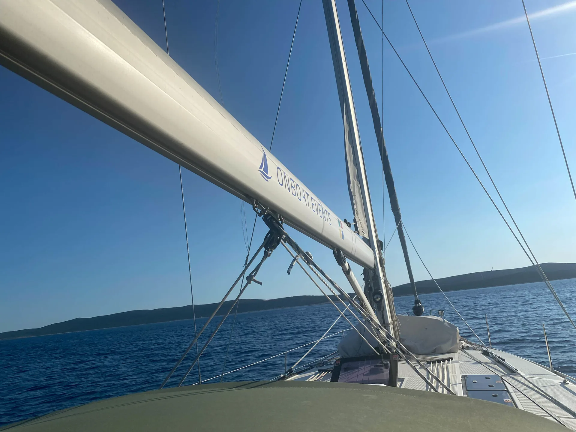 SY HERA unter Segeln vor der kroatischen Inselküste