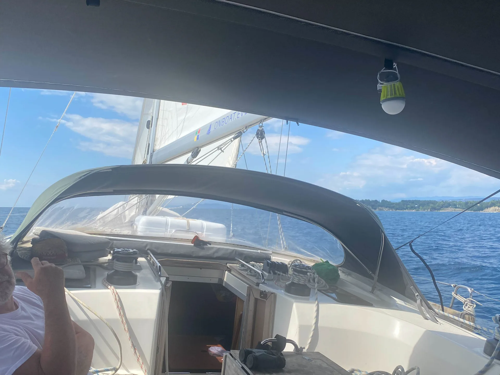 Cockpit und Instrumentenbereich der SY HERA während der Fahrt
