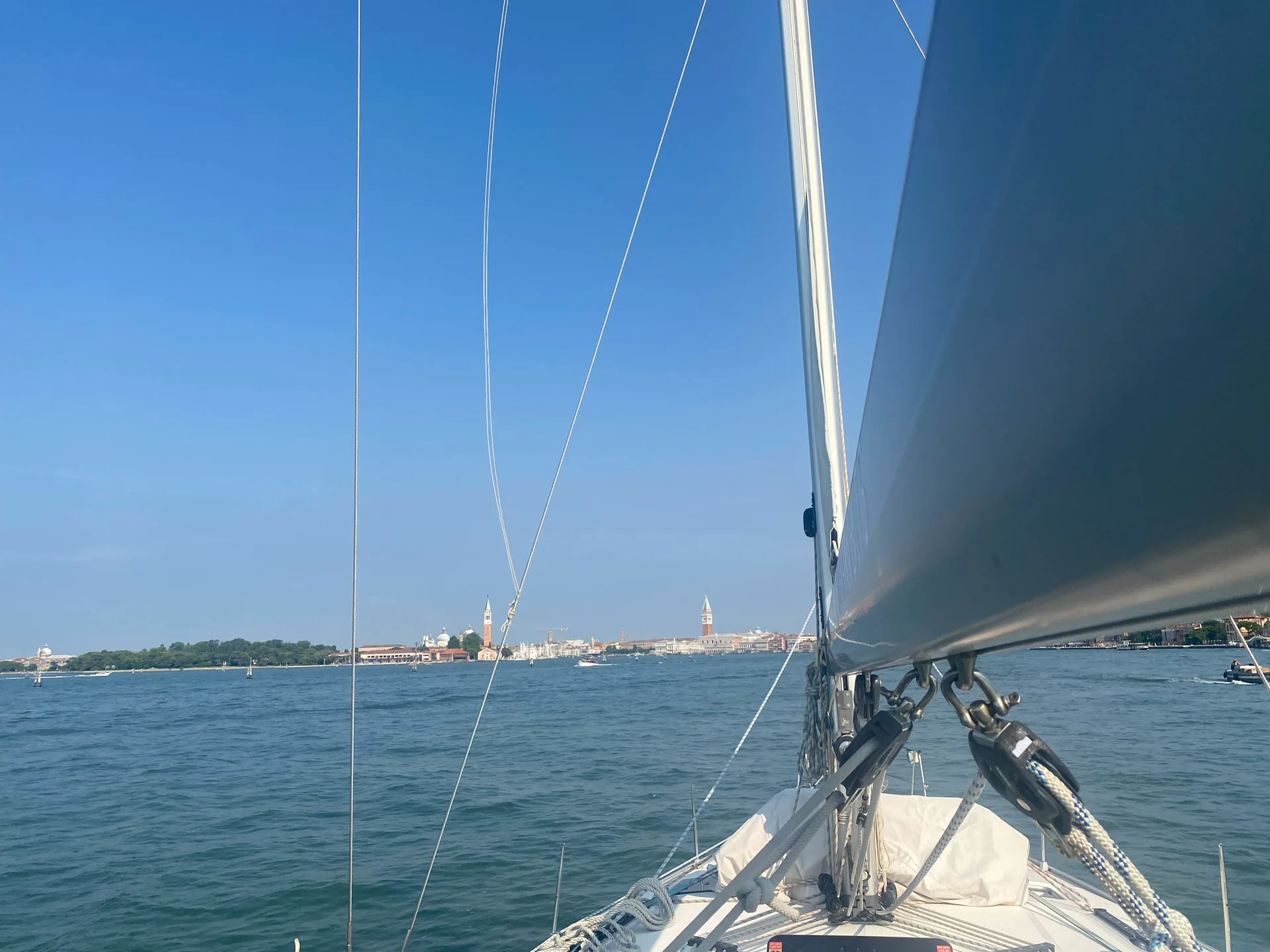 Eingerolltes Großsegel im Mast der SY HERA während der Fahrt nach Venedig