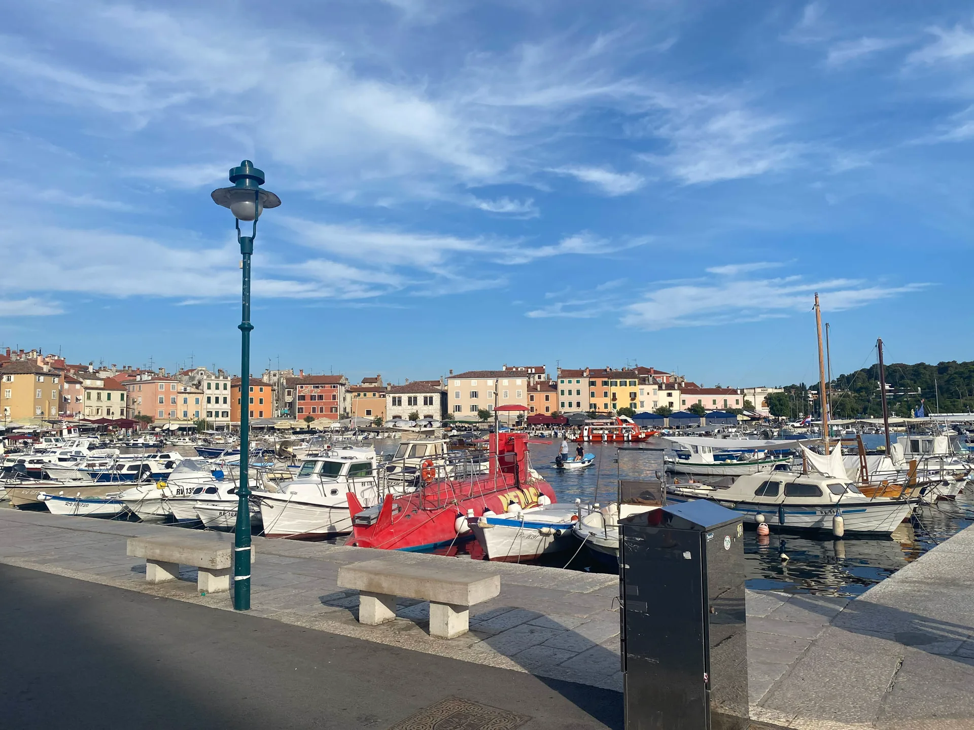 Hafenbecken und Altstadt von Rovinj mit Booten am Kai