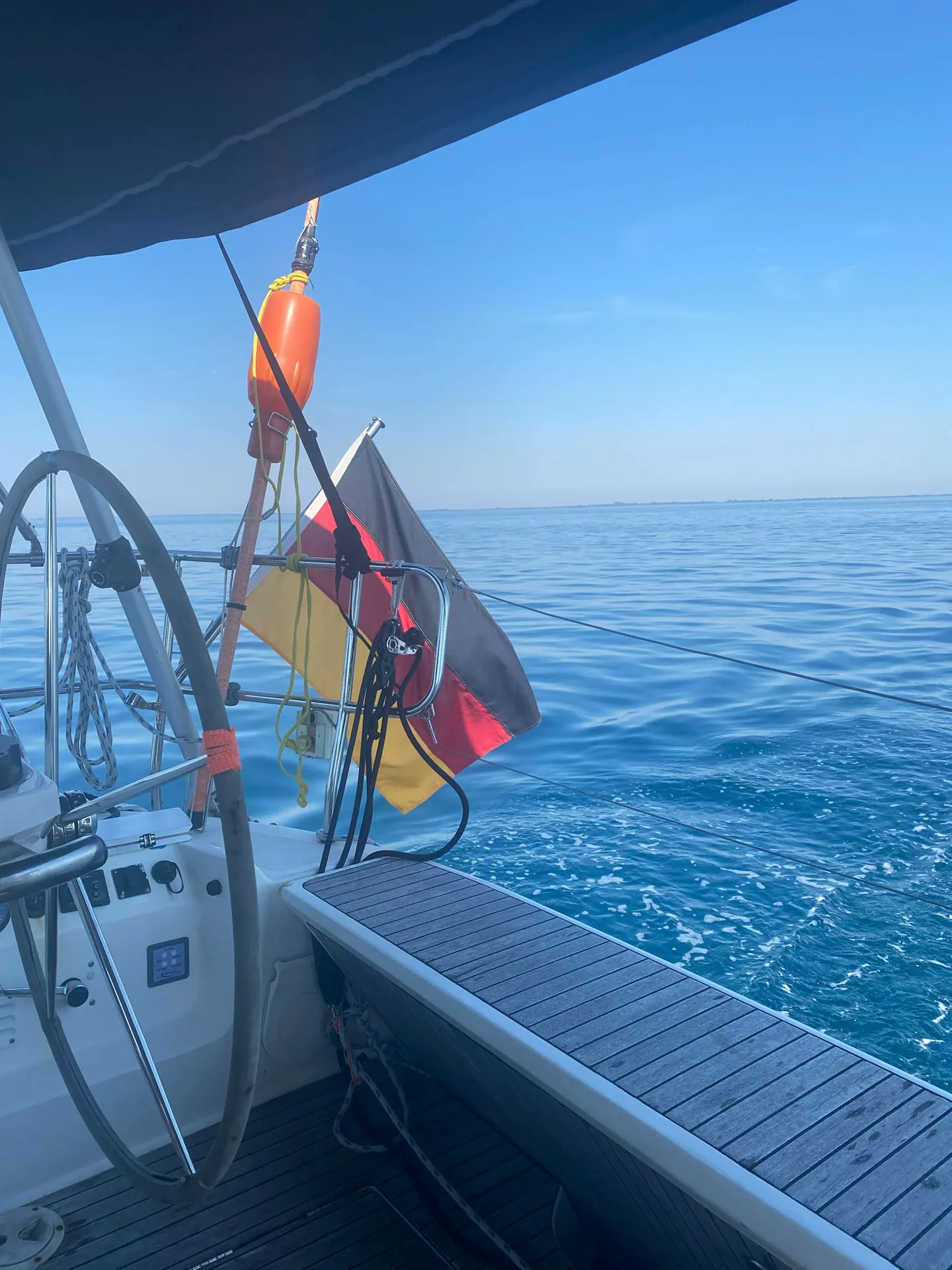 Heck der SY HERA während einer ruhigen Fahrt auf der Nordadria