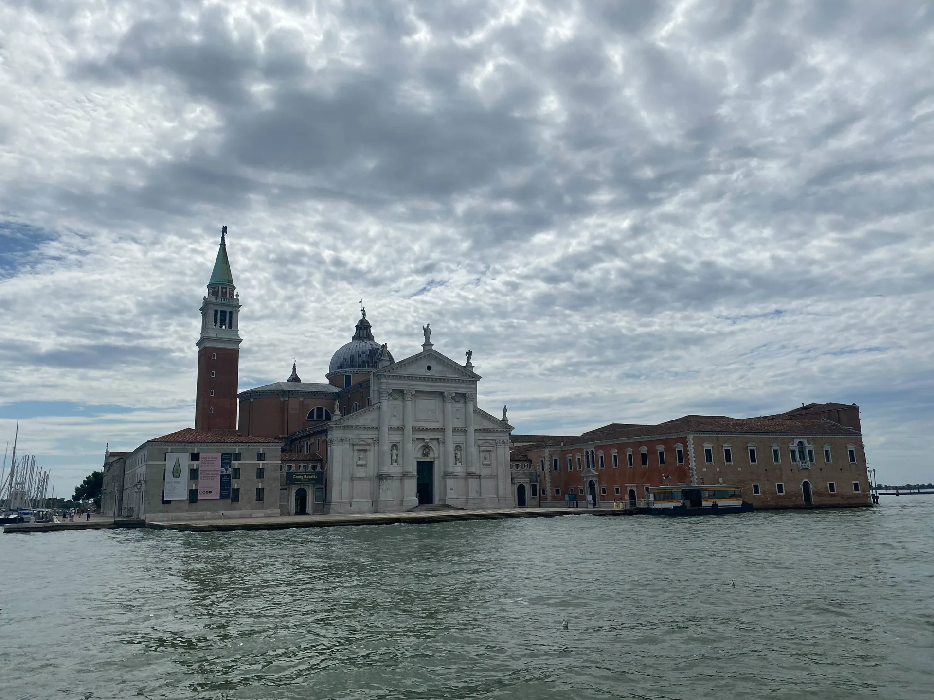 San Giorgio Maggiore mit Kirche und Campanile vom Wasser aus gesehen