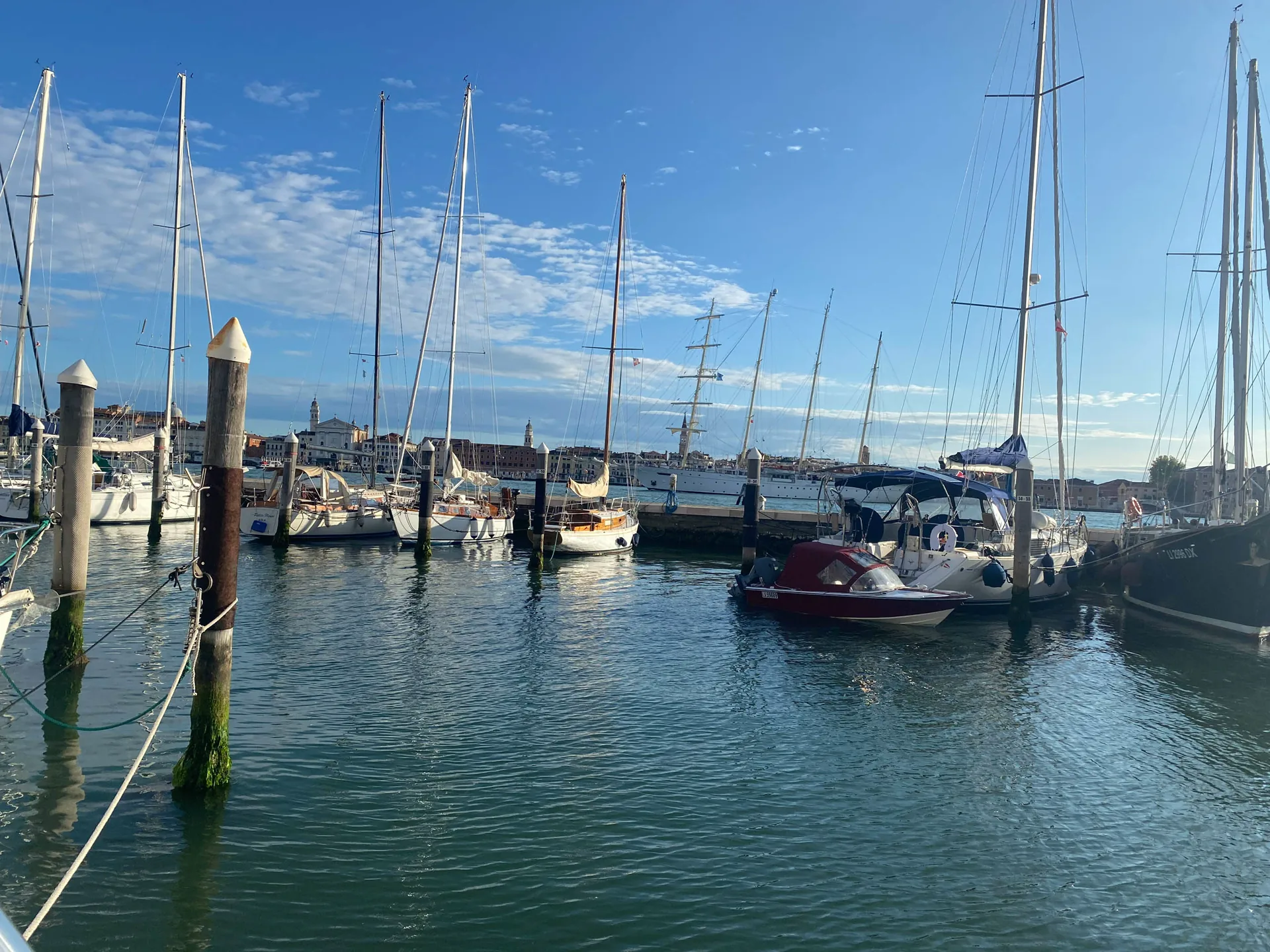 Segelyachten an Schwimmstegen in einer Marina in Venedig