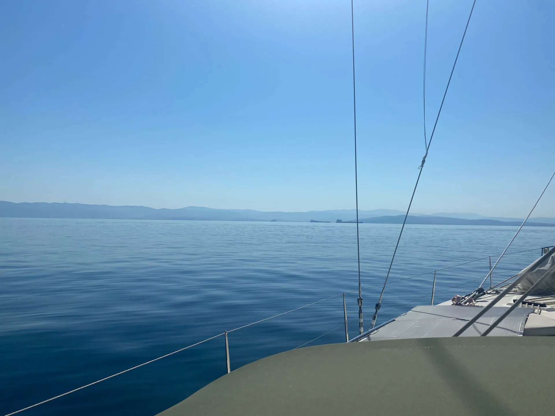 Ruhige See und Küstenlinie vom Deck der SY HERA gesehen