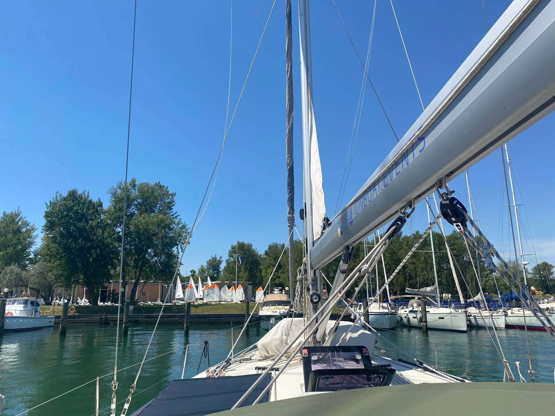 Blick vom Cockpit der SY HERA über den Liegeplatz in der Marina Monfalcone