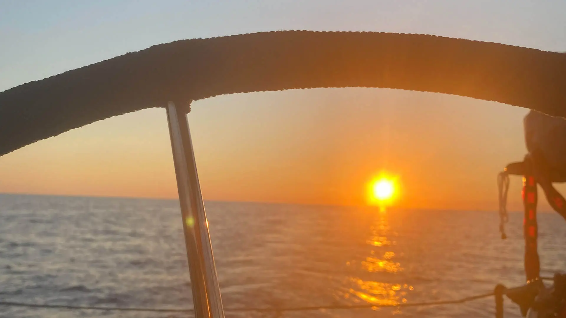 Sonnenuntergang über der Adria mit Cockpitverdeck und Reling der SY HERA