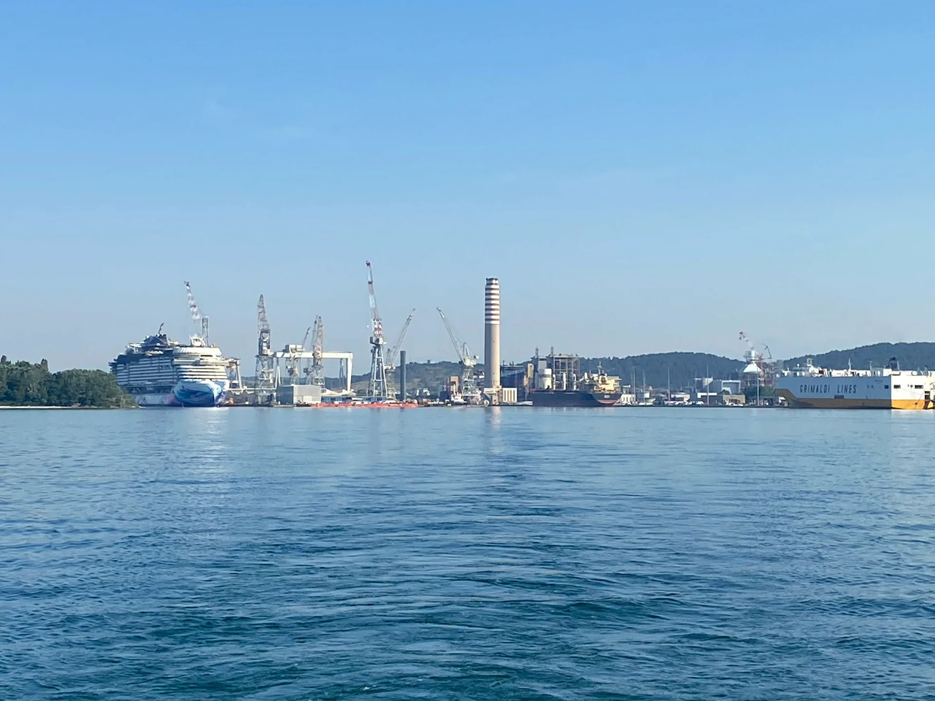Hafenanlagen und Schiffe vor Koper vom Wasser aus gesehen