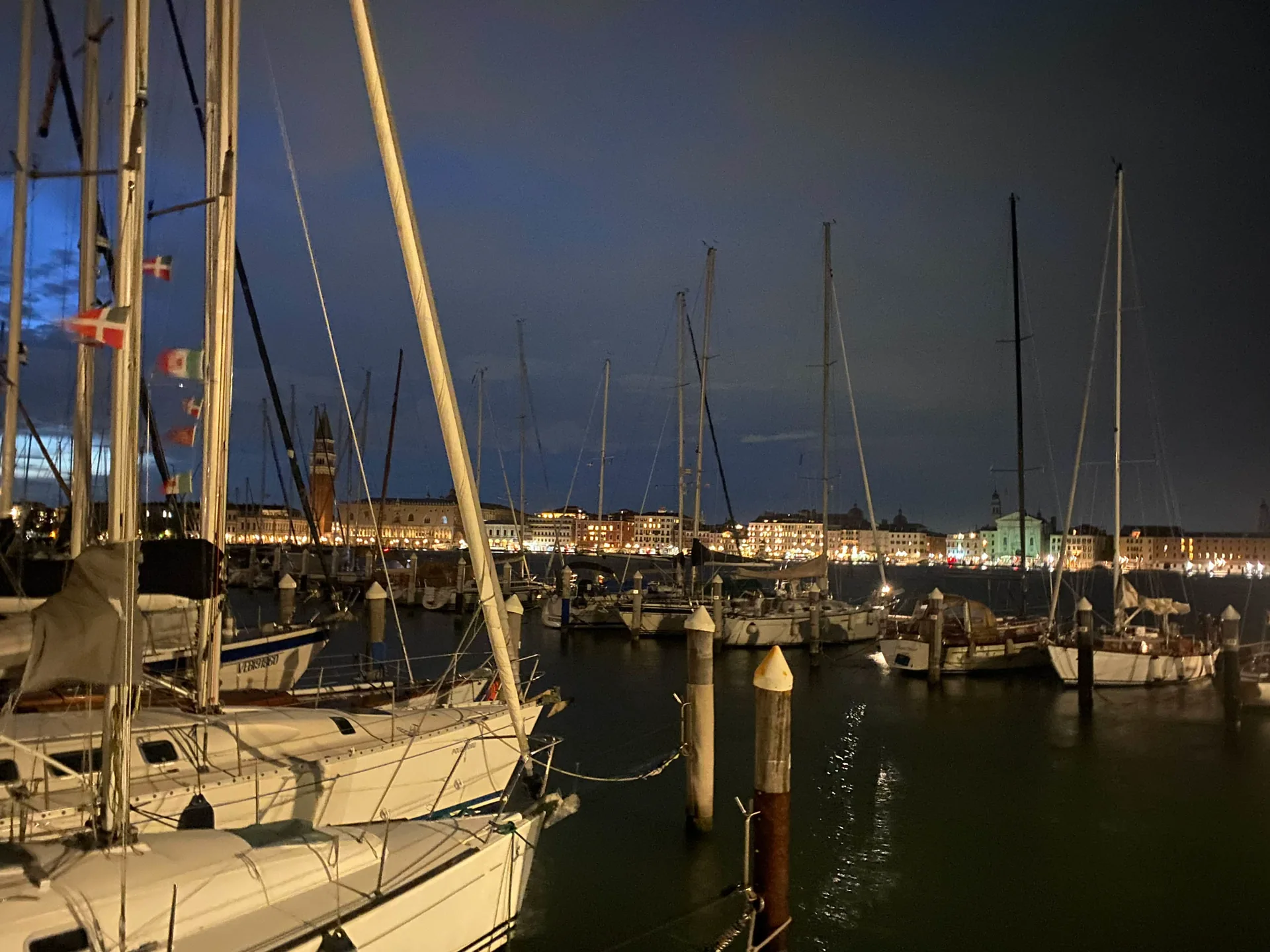 Segelyachten nachts in einer Marina in Venedig