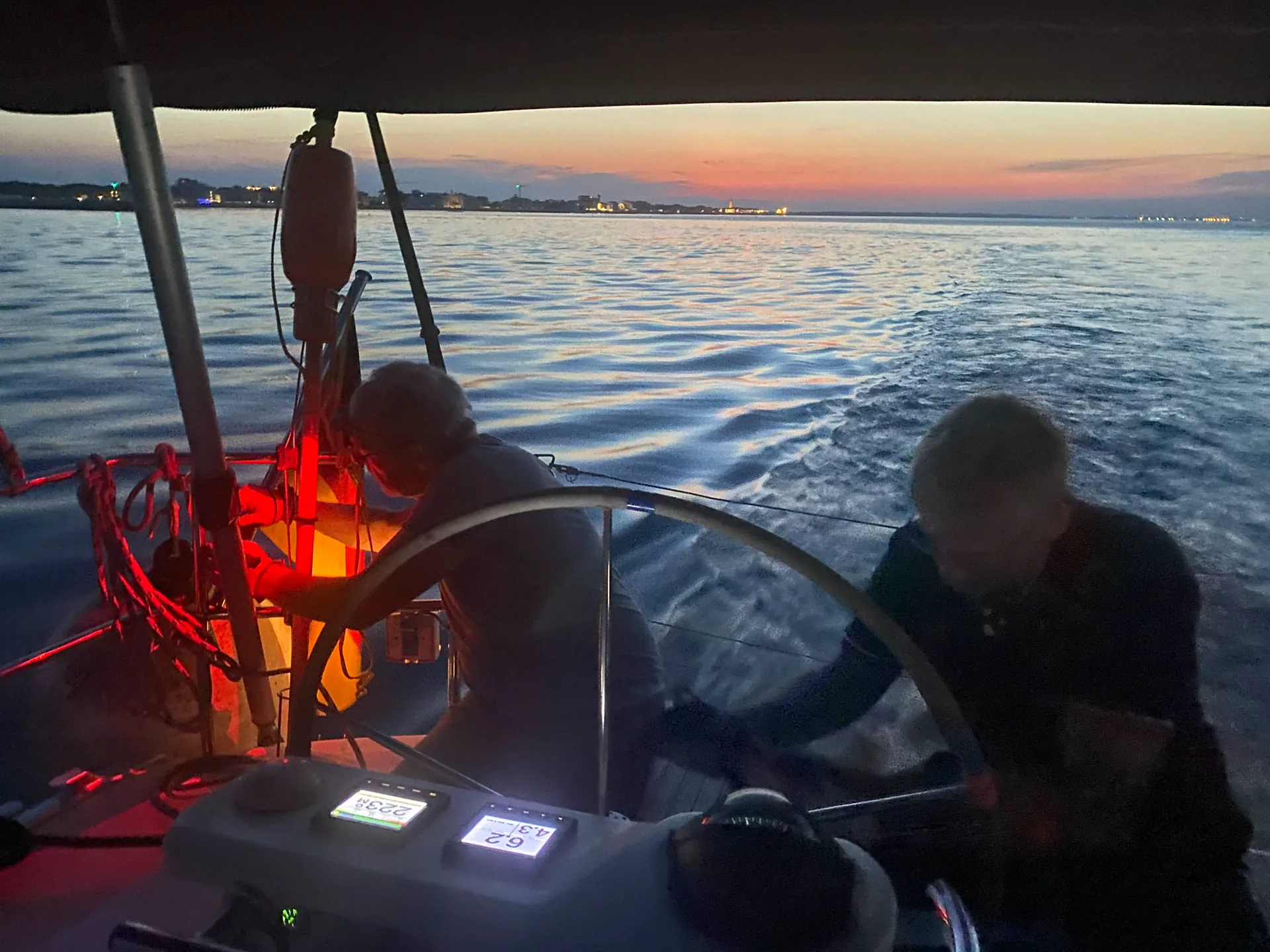 Beleuchteter Steuerstand der SY HERA bei einer Nachtfahrt