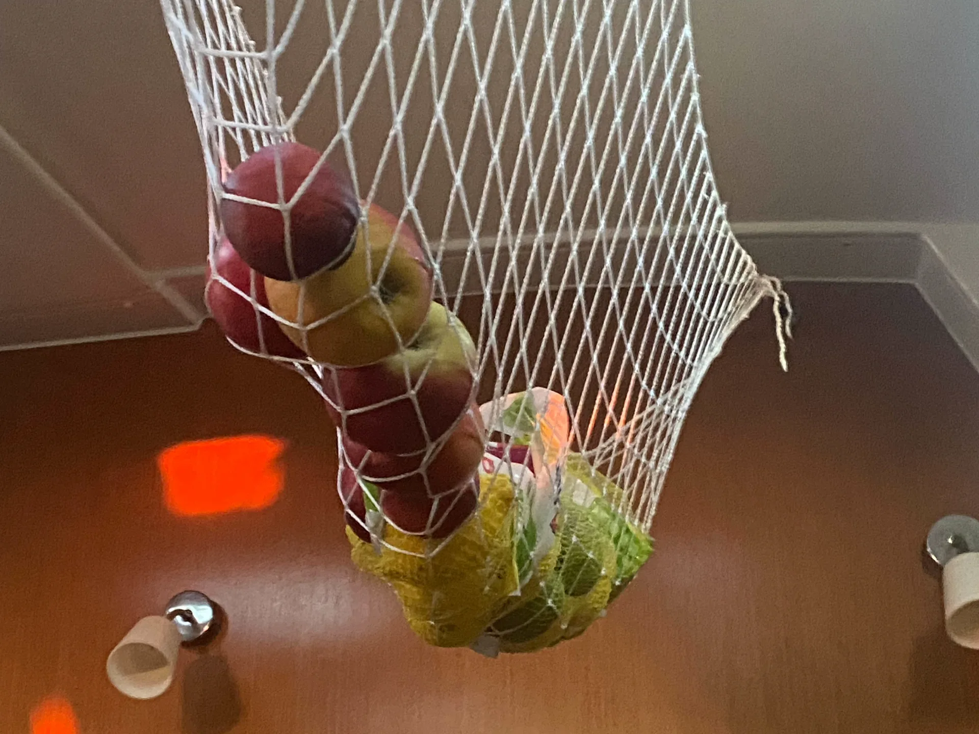 Obst und Vorräte sicher verstaut im Salon der SY HERA