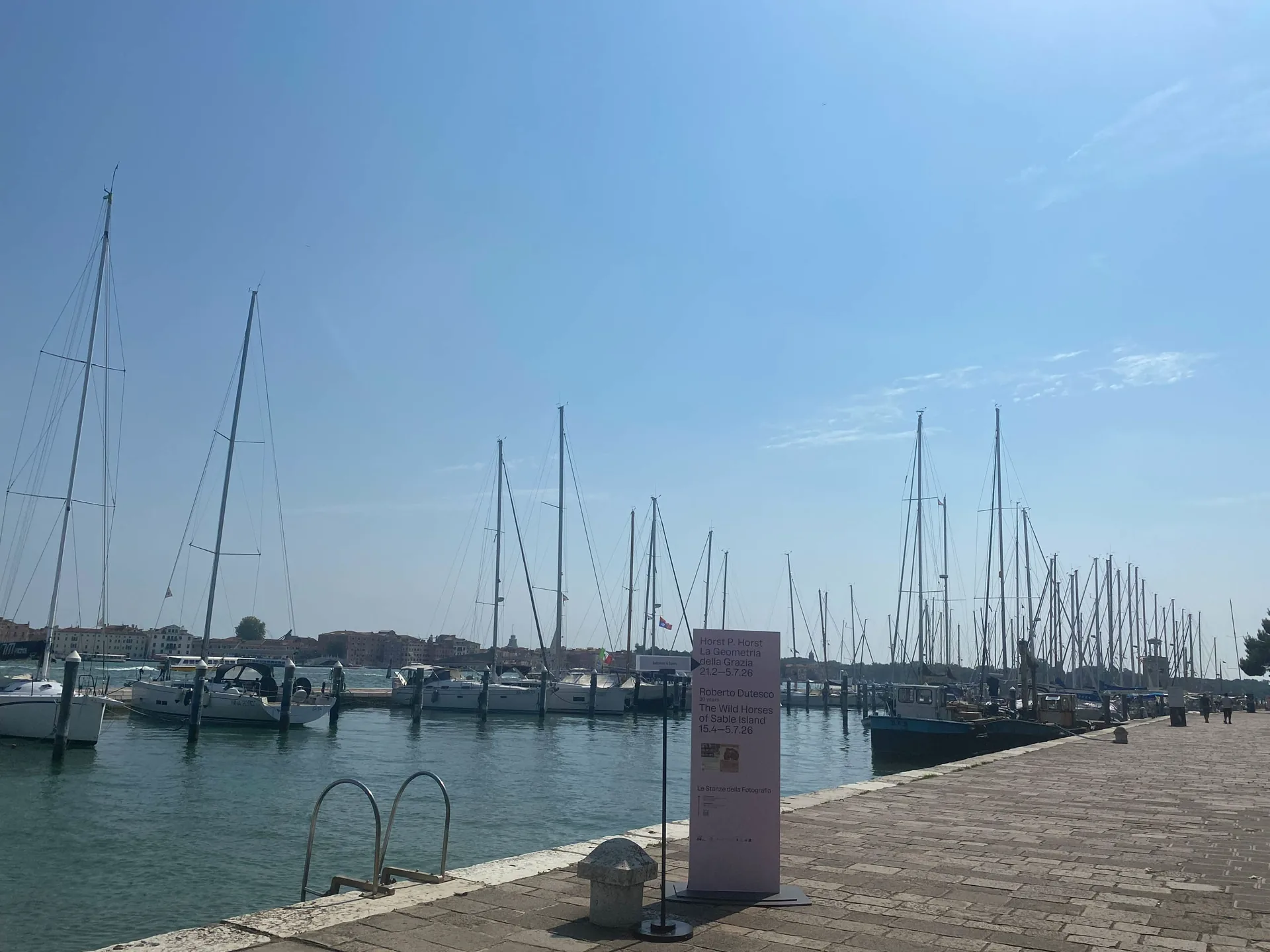 Stege und Segelyachten in einer Marina in Venedig