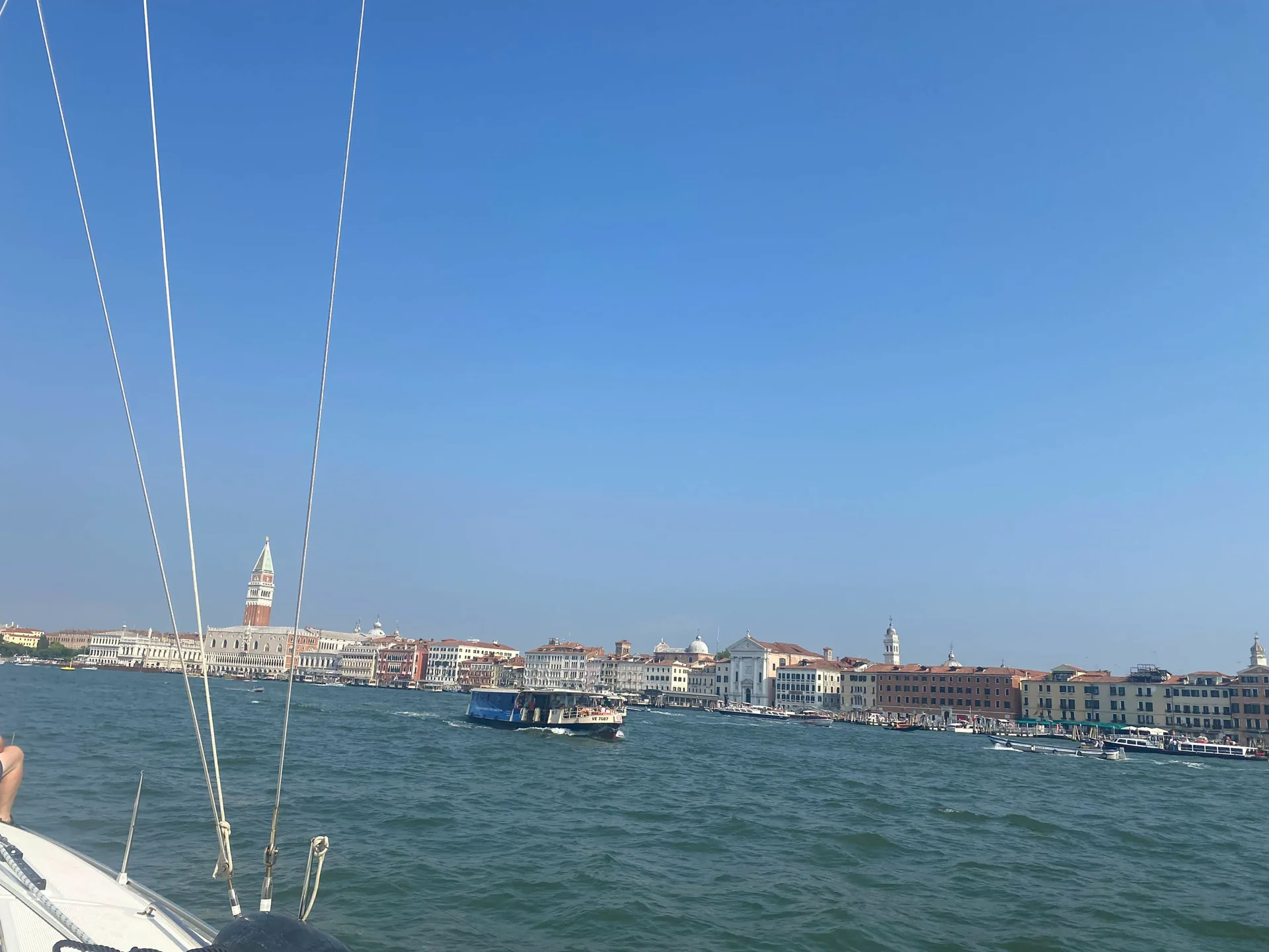Venedig vom Vorschiff einer großen Segelyacht während der Anfahrt