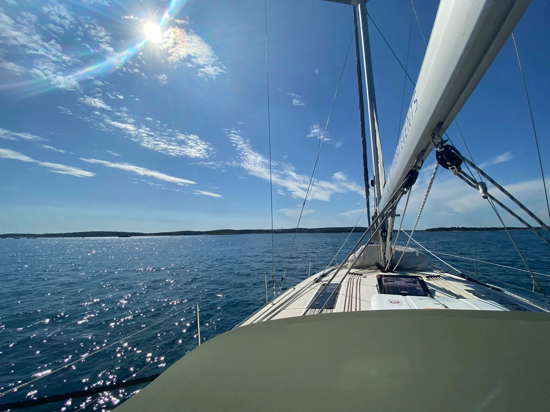 Blick über das Deck der SY HERA beim Segeln vor der kroatischen Küste