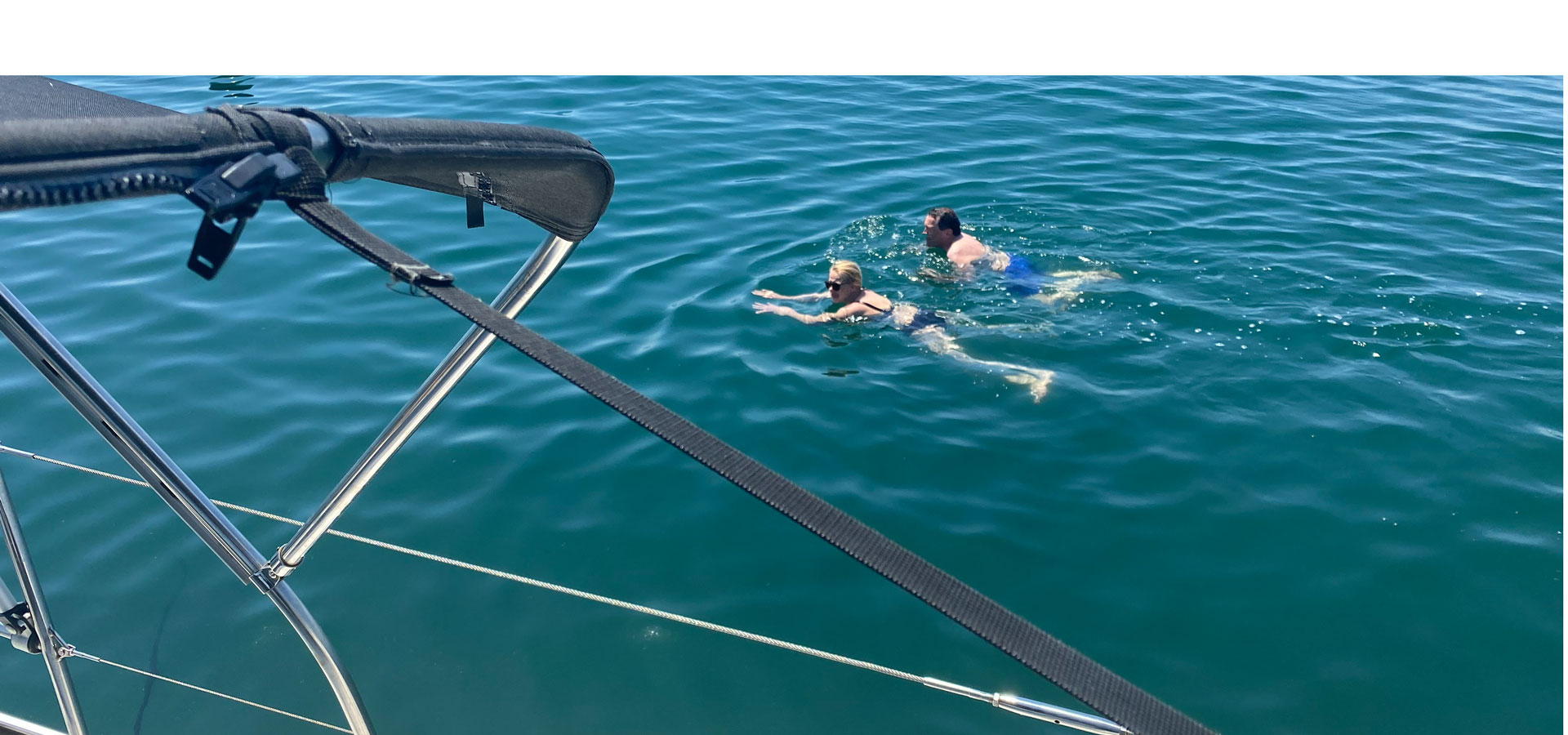 Bordleben, Wasser und entspannte Momente waehrend eines Segelwochenendes in der Adria