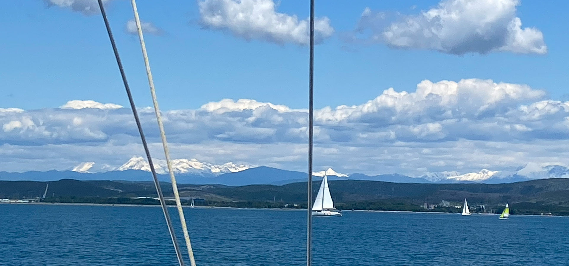 Segelyacht in der Adria als stimmungsvolles Hero-Bild fuer ein Segelwochenende ab Monfalcone