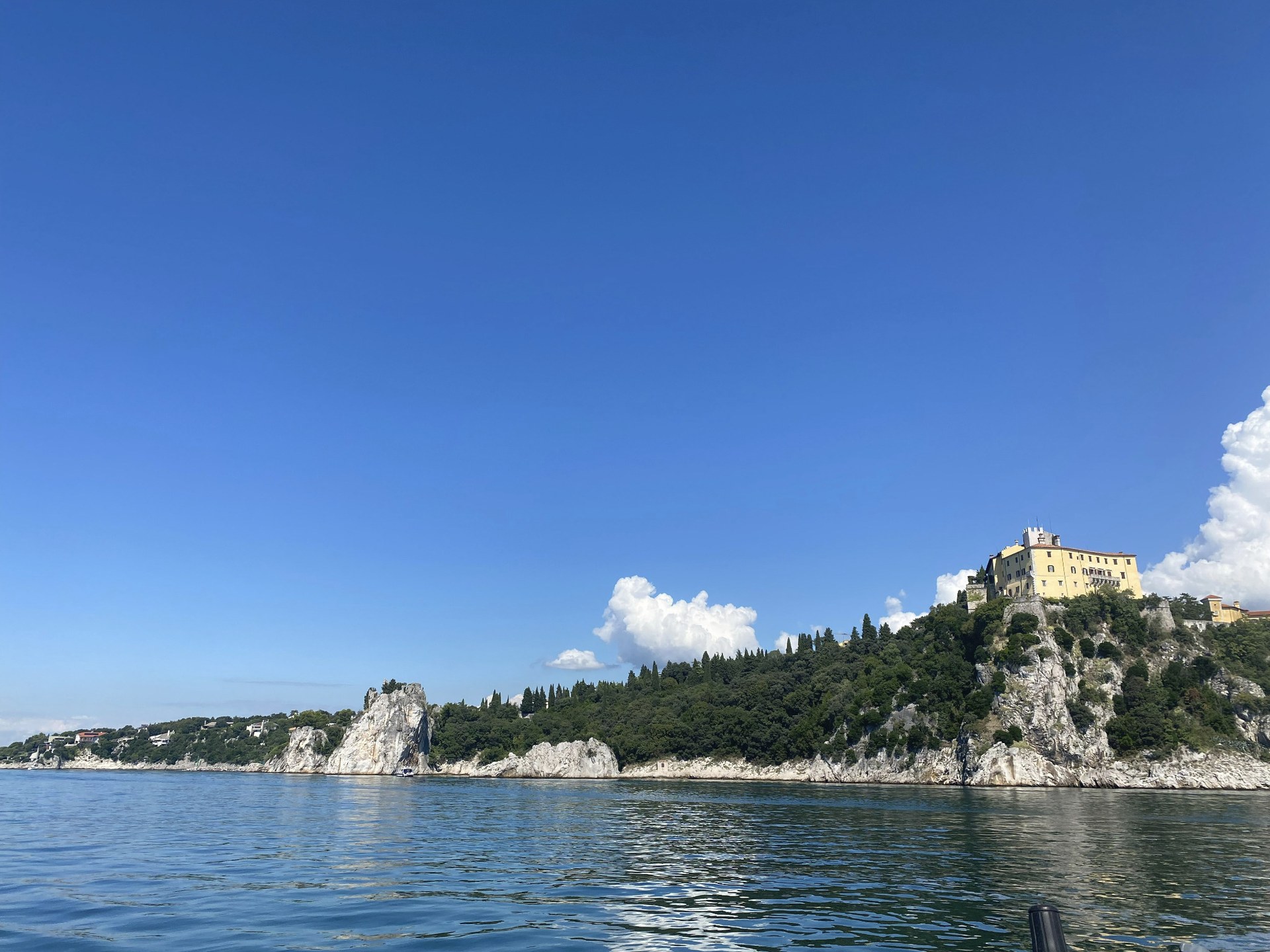 Schloss Duino vom Wasser aus