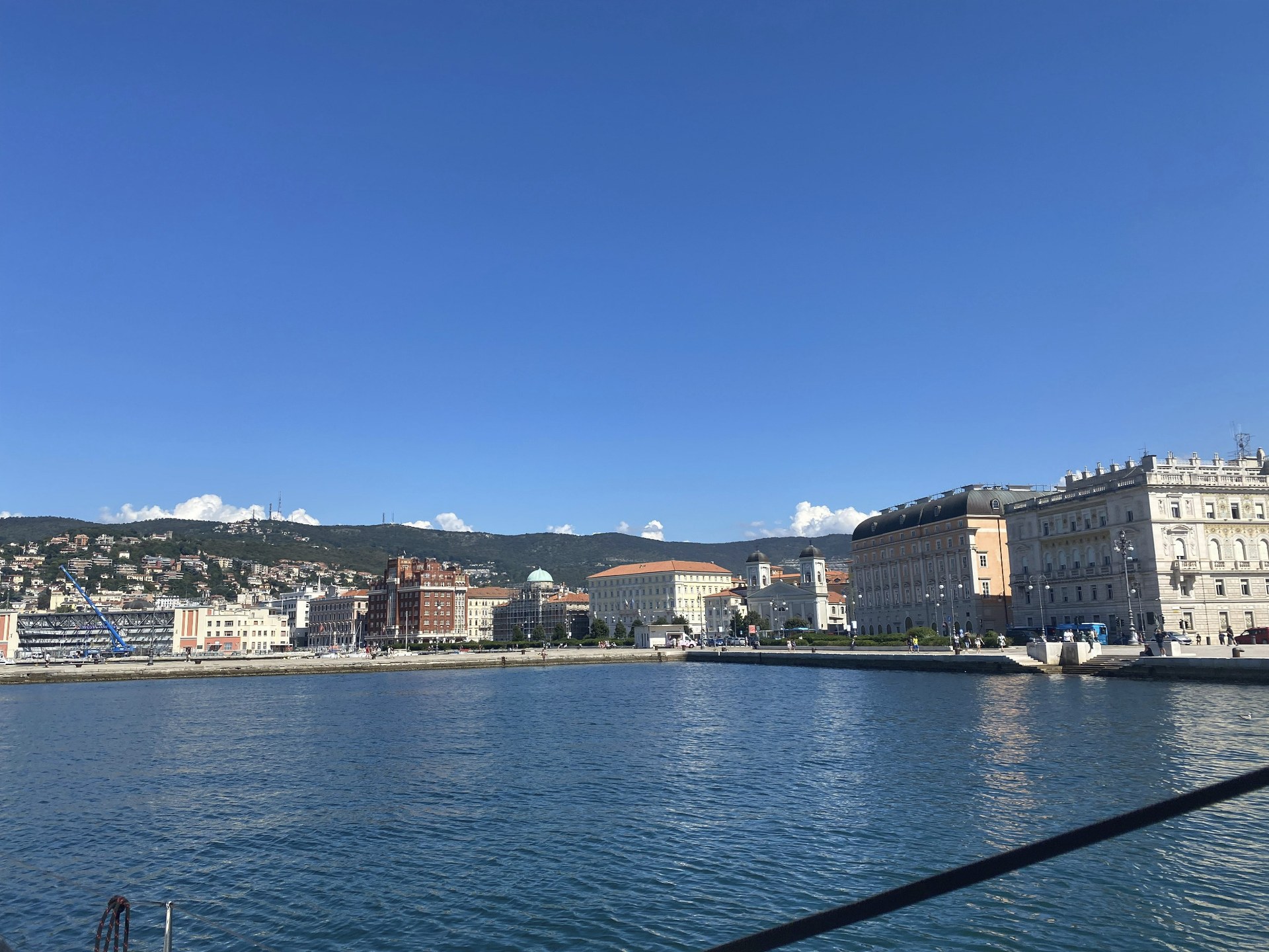 Triest vom Wasser aus