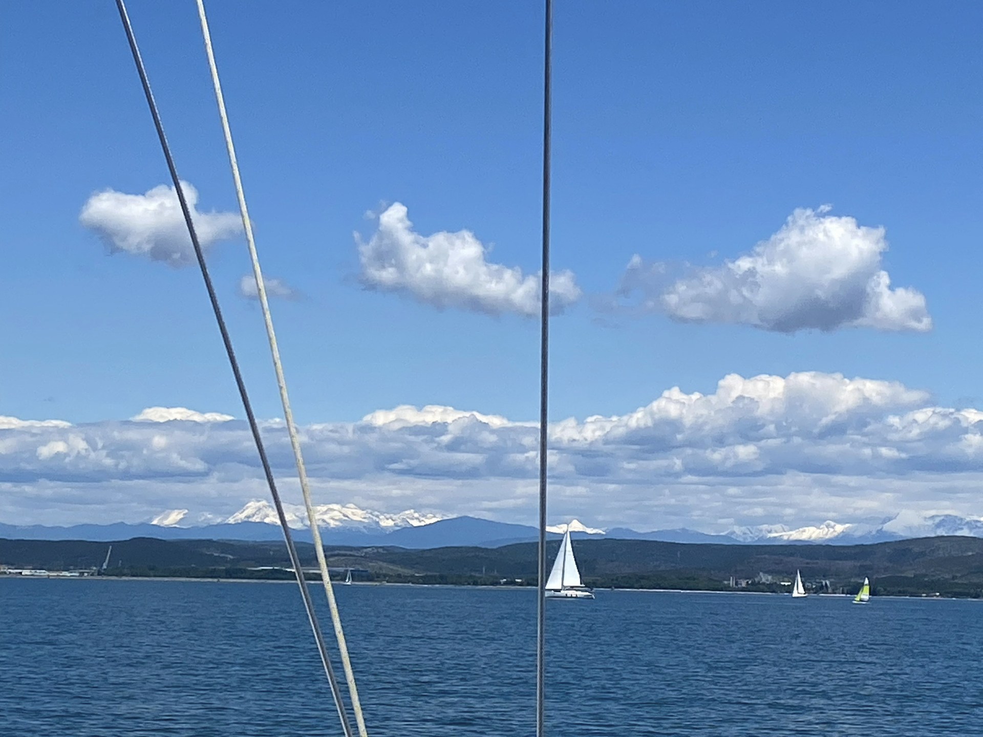 Segelboot auf Kurs in der Adria mit weitem Blick über Wasser und Küste