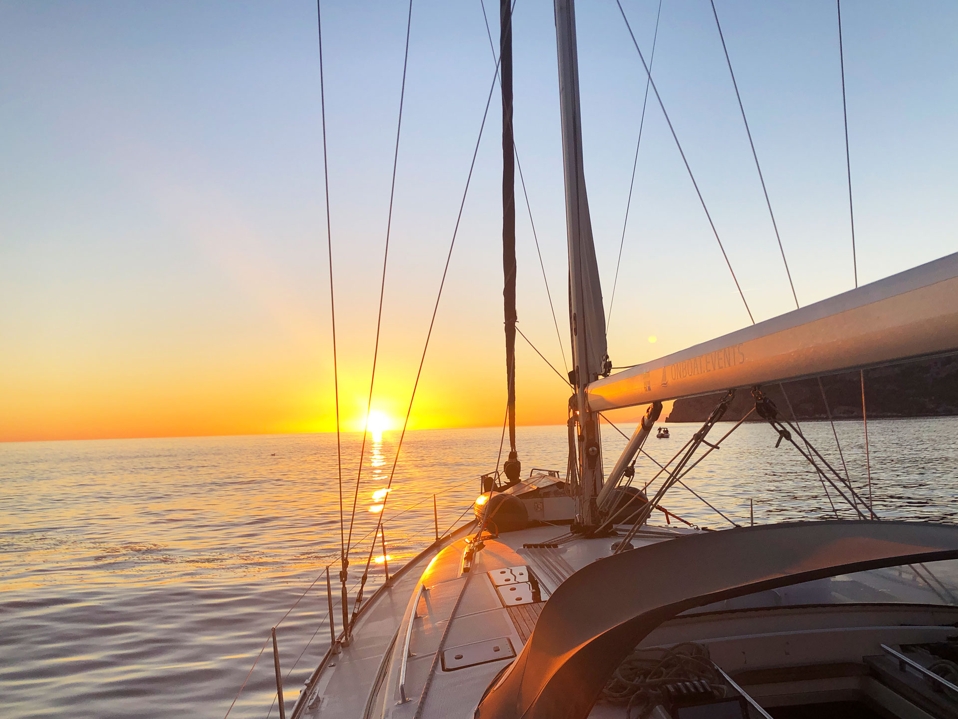 Blick über Deck der SY HERA in der Abendsonne.