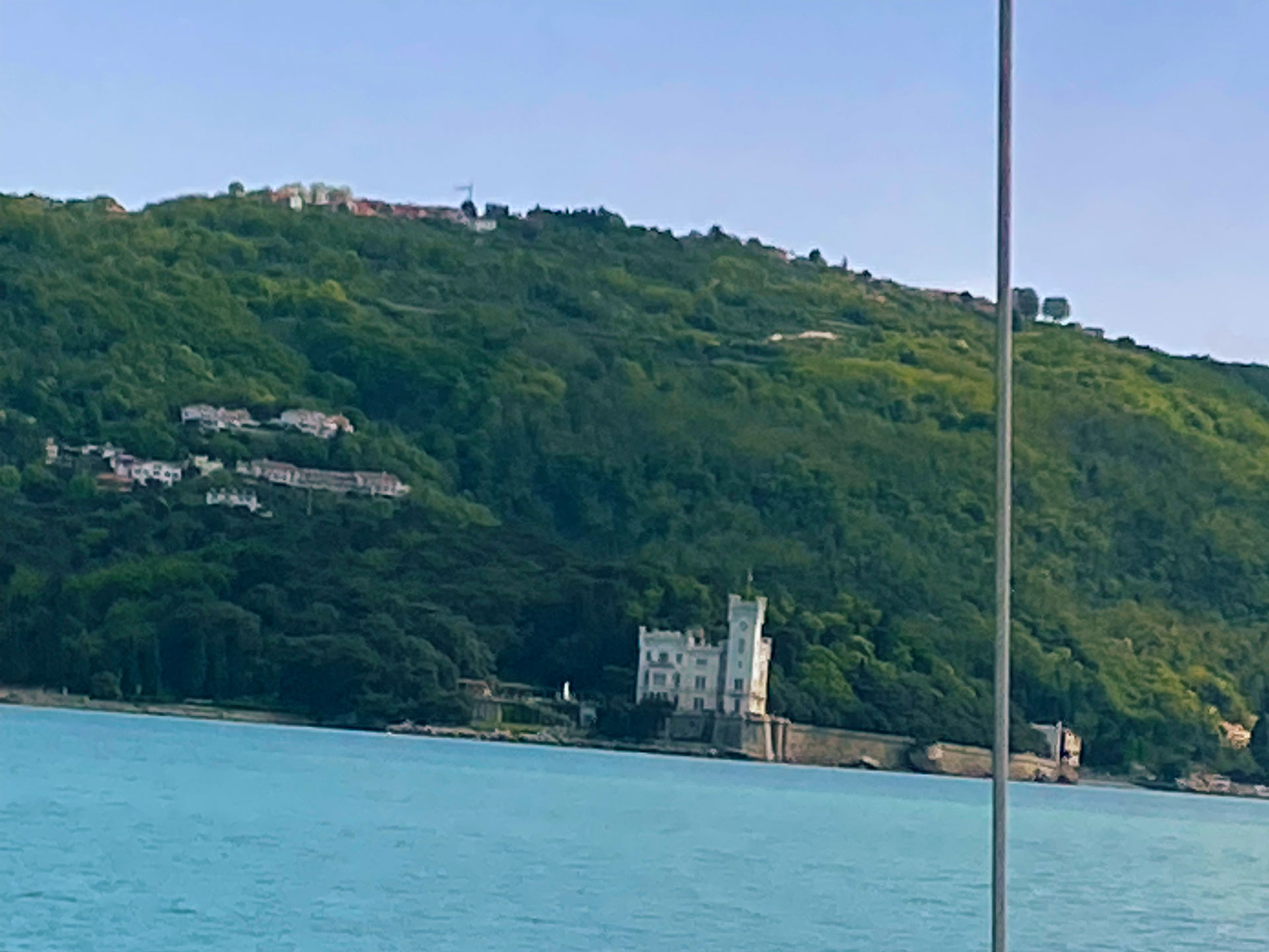 Schloss Miramare vom Wasser aus gesehen – mögliche Küstenalternative je nach Wetter.