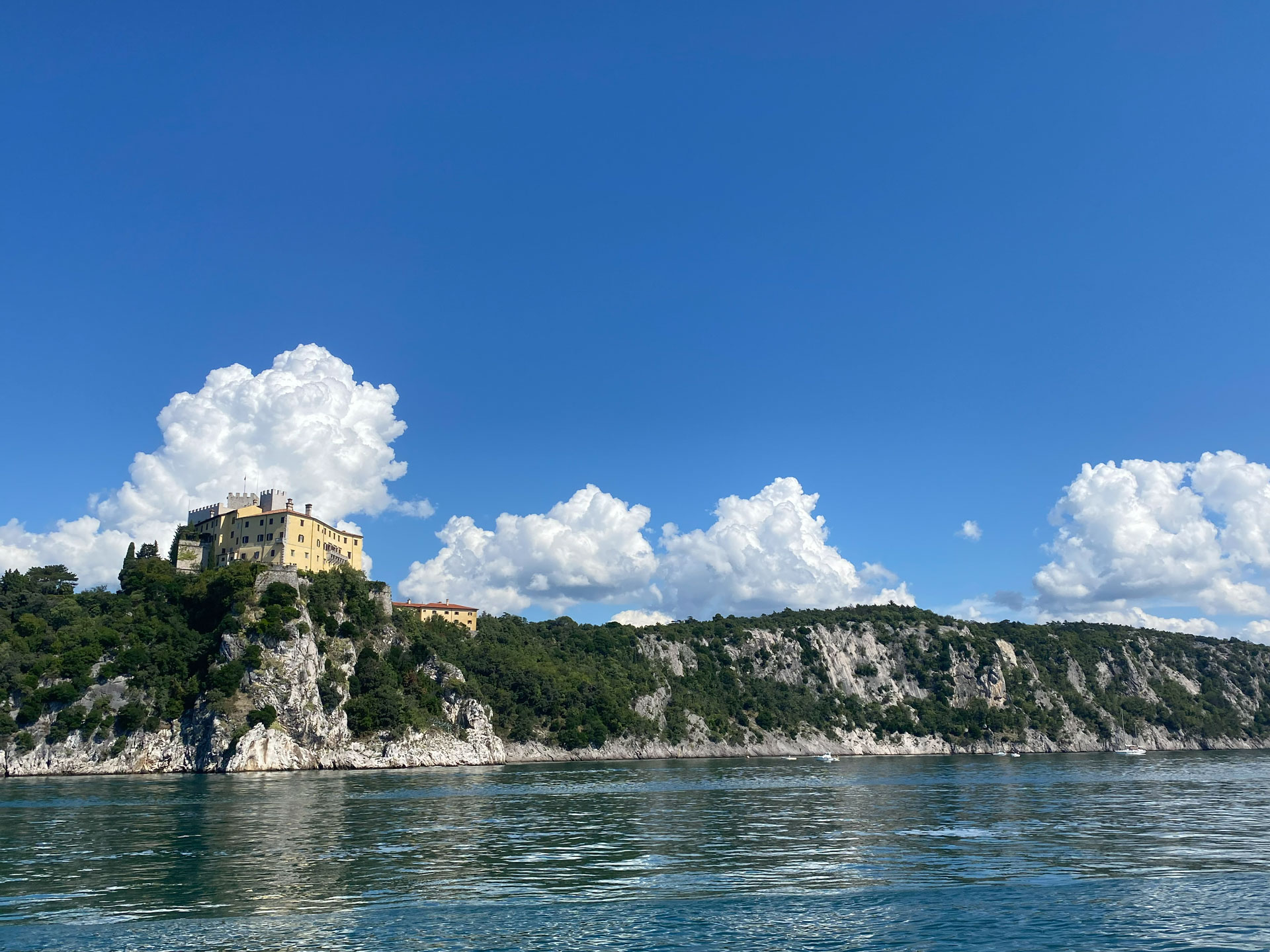 Schloss Duino und Karstküste als Küstenmotiv der Nordadria.