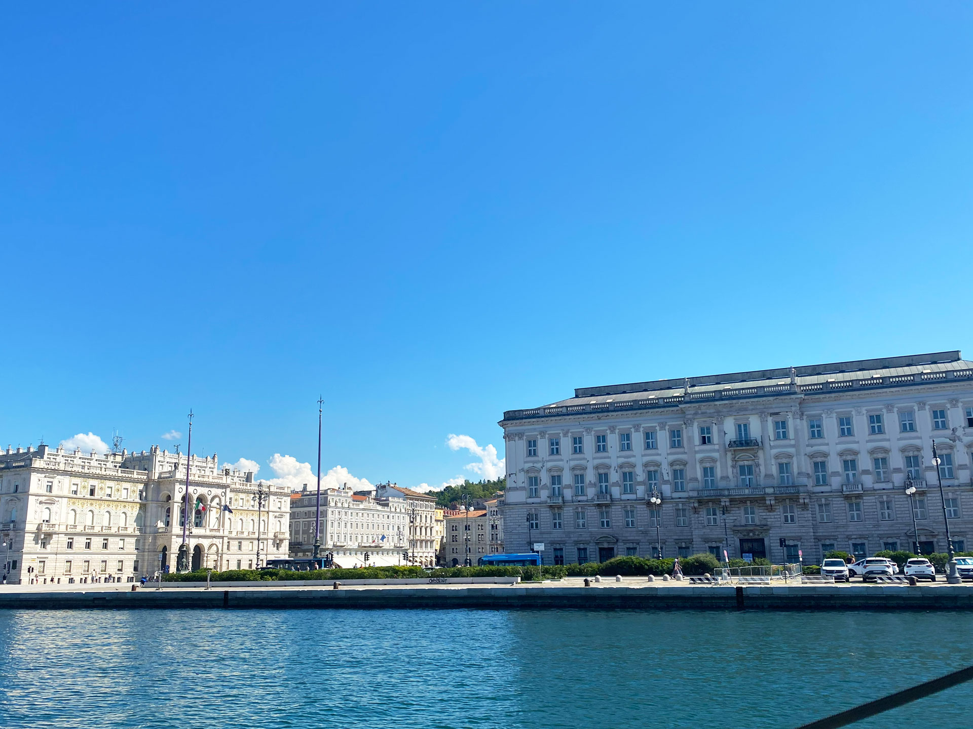Küstenlinie und Stadtbild von Triest beim Segeln.