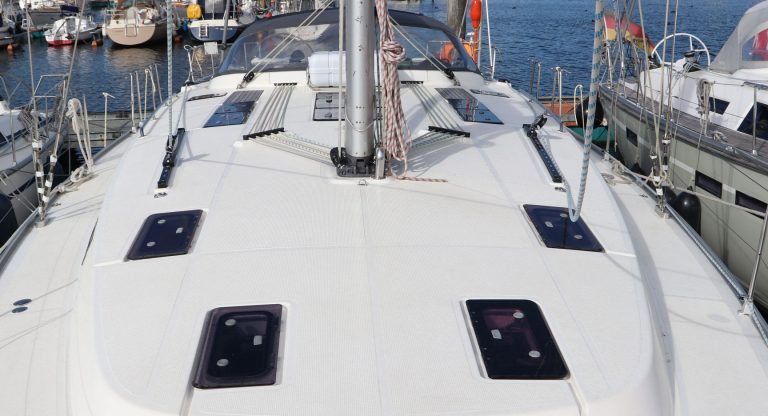 Vom Bug nach Achtern fotografiert - Deckansicht von Hera, eine 50 Bavaria Cruiser