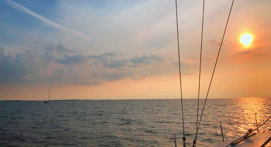 Skandinavischer Mittsommer auf See mit Sgelyacht im Hintergrund