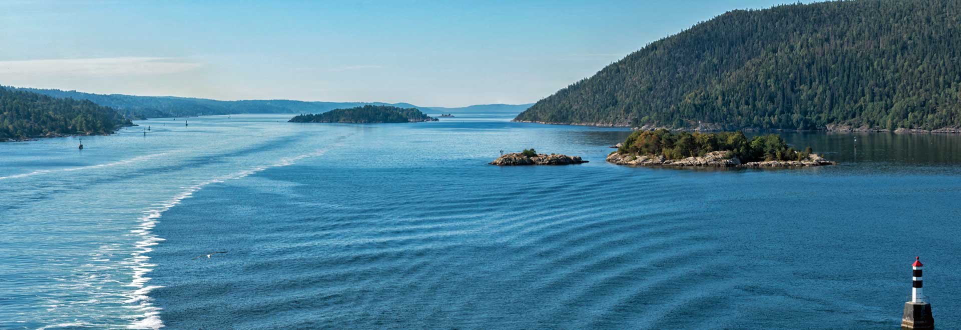 Der Oslofjord. Blauer Himmel mit Blick über die ebenfalls blaue See